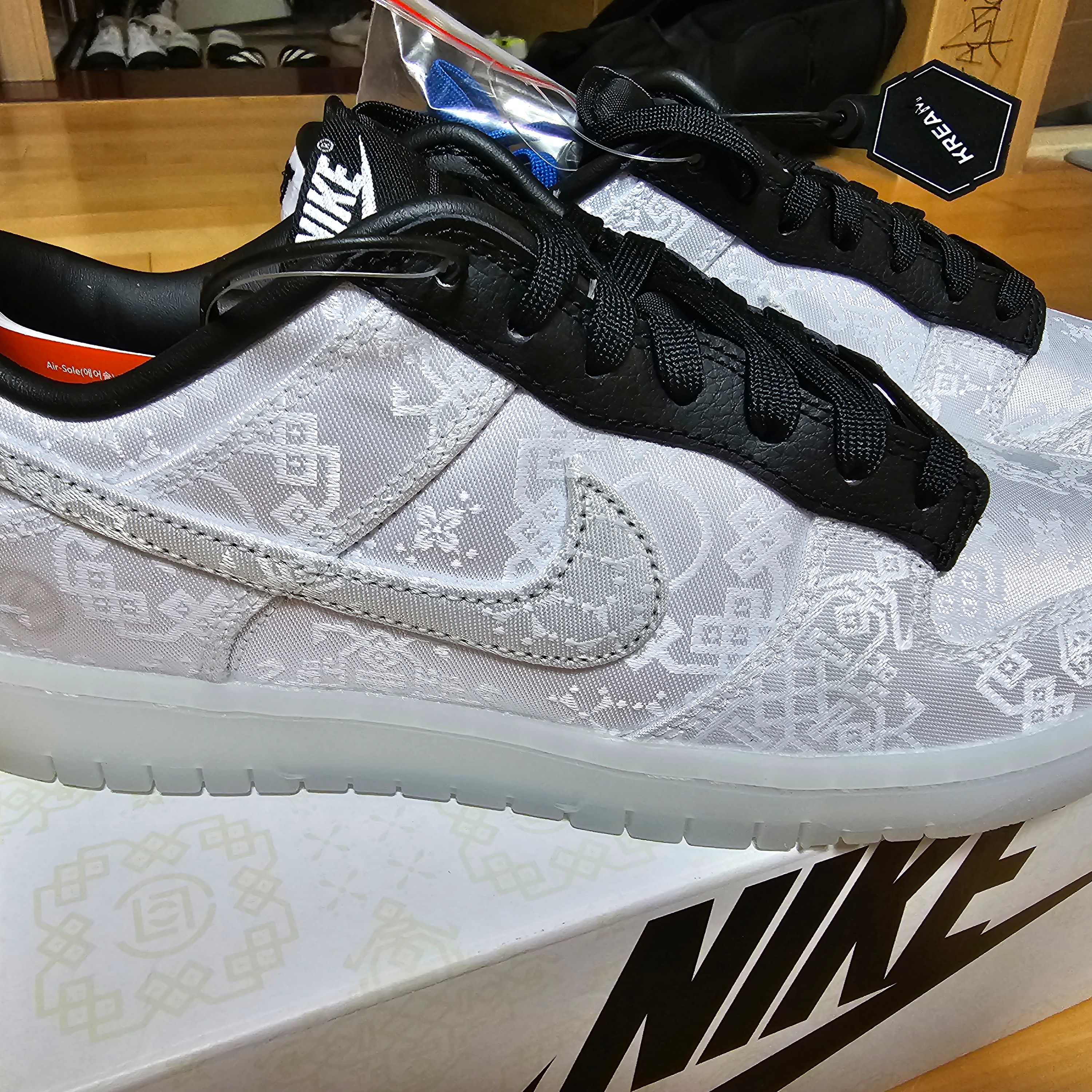 Nike x Clot x Fragment Dunk Low Black and White 착용 스타일 - 1