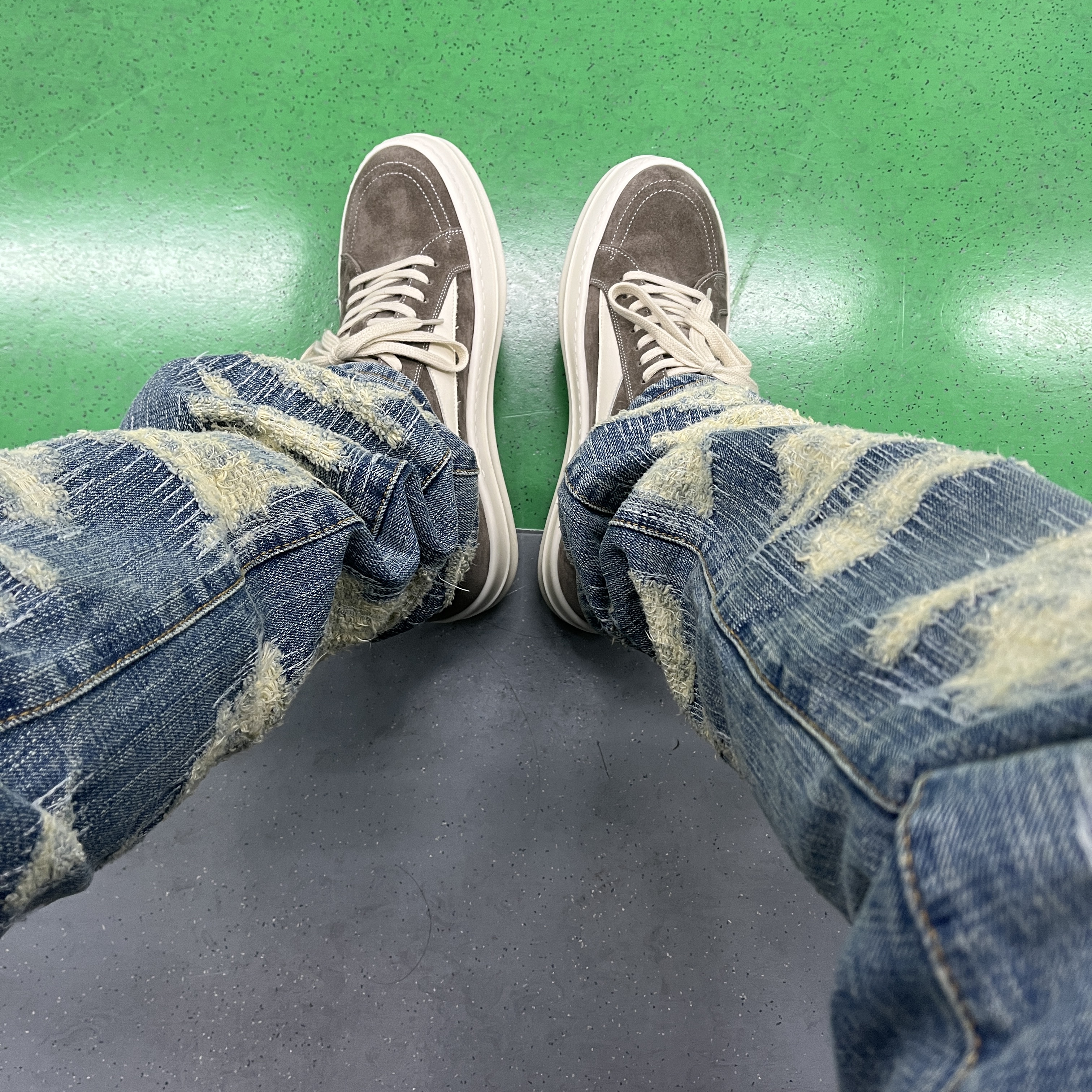 Rick Owens Suede Vintage Sneakers Dust 착용 스타일