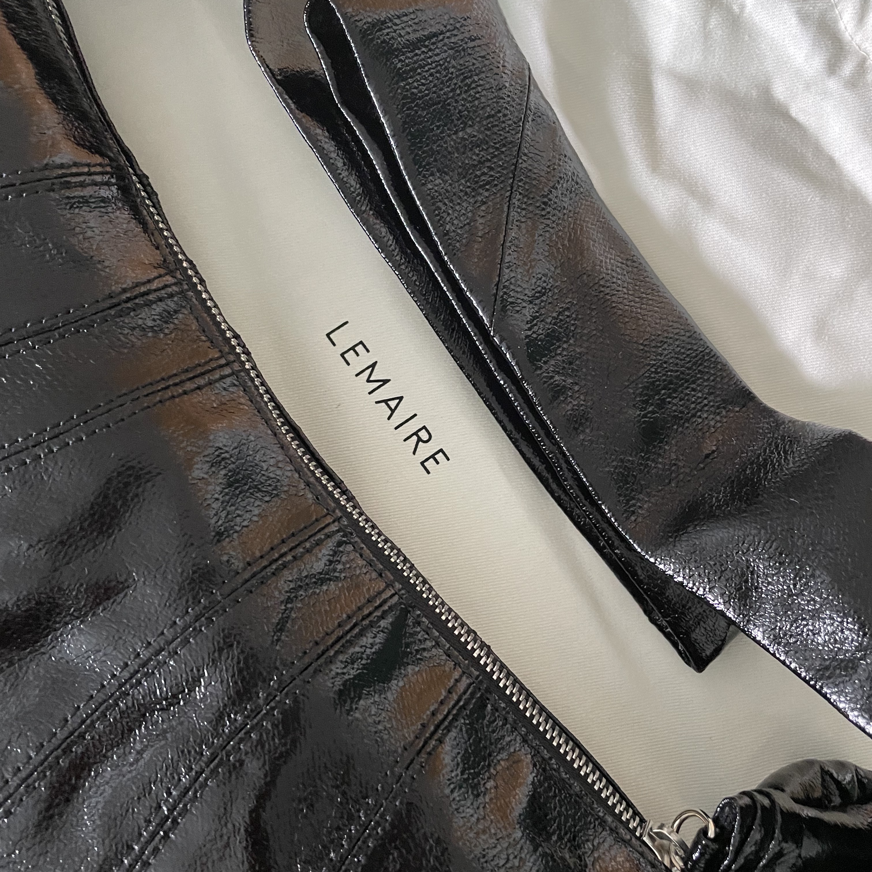 Lemaire Medium Croissant Bag Coated Linen Canvas Black 착용 스타일