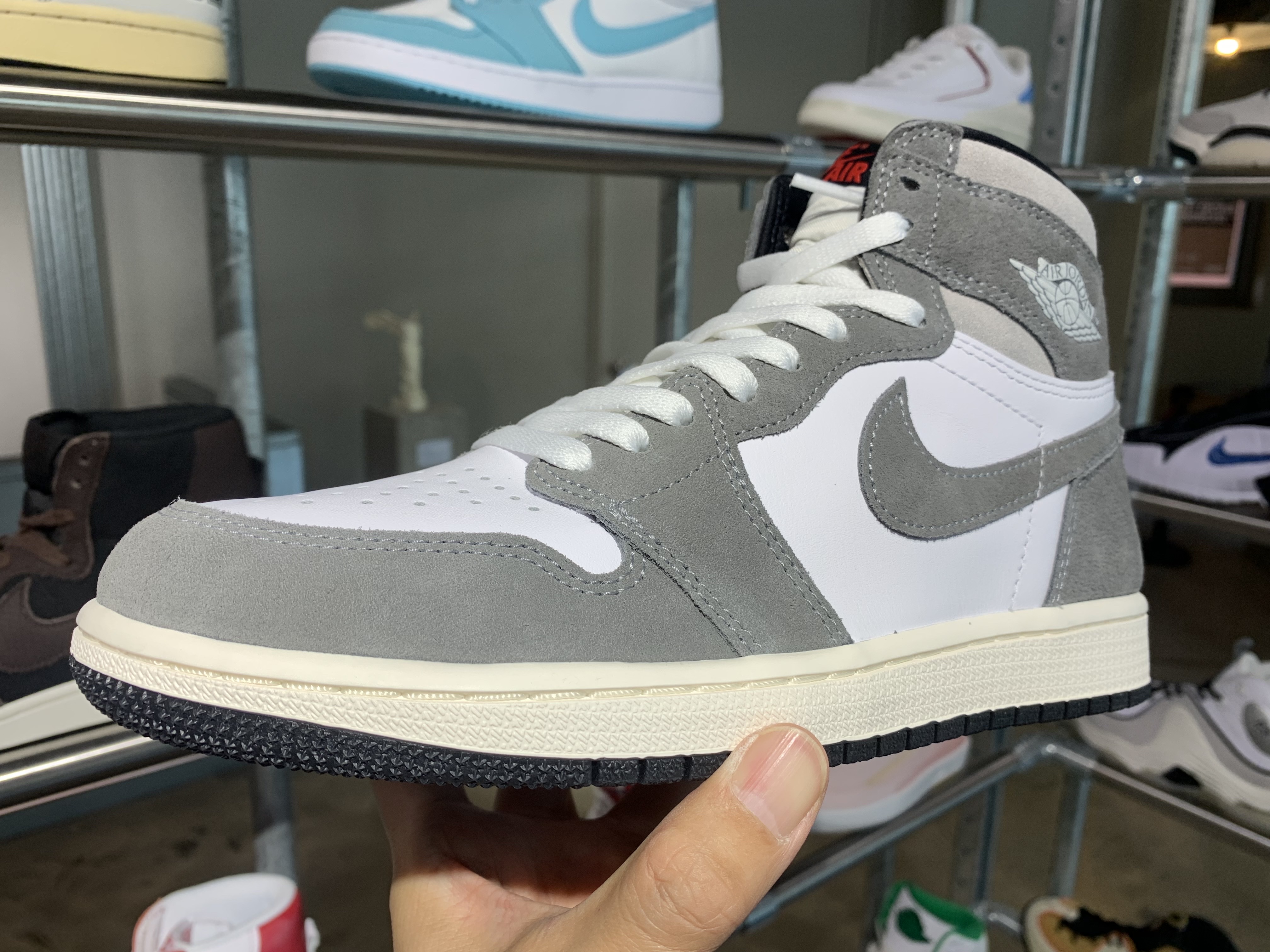 Jordan 1 Retro High OG Black and Smoke Grey 착용 스타일 - 2