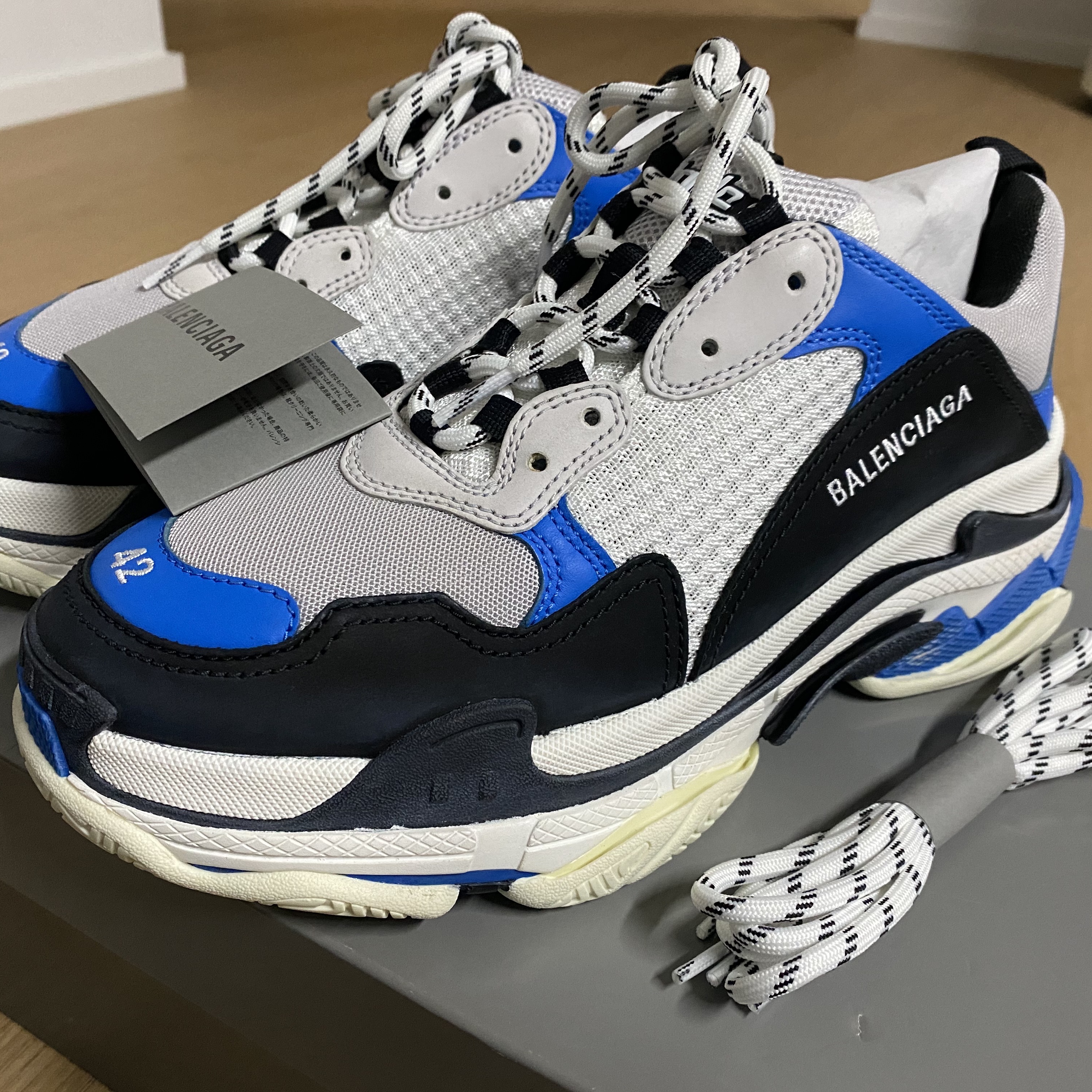 Balenciaga Triple S Sneakers White Black Blue 2019 착용 스타일 - 2