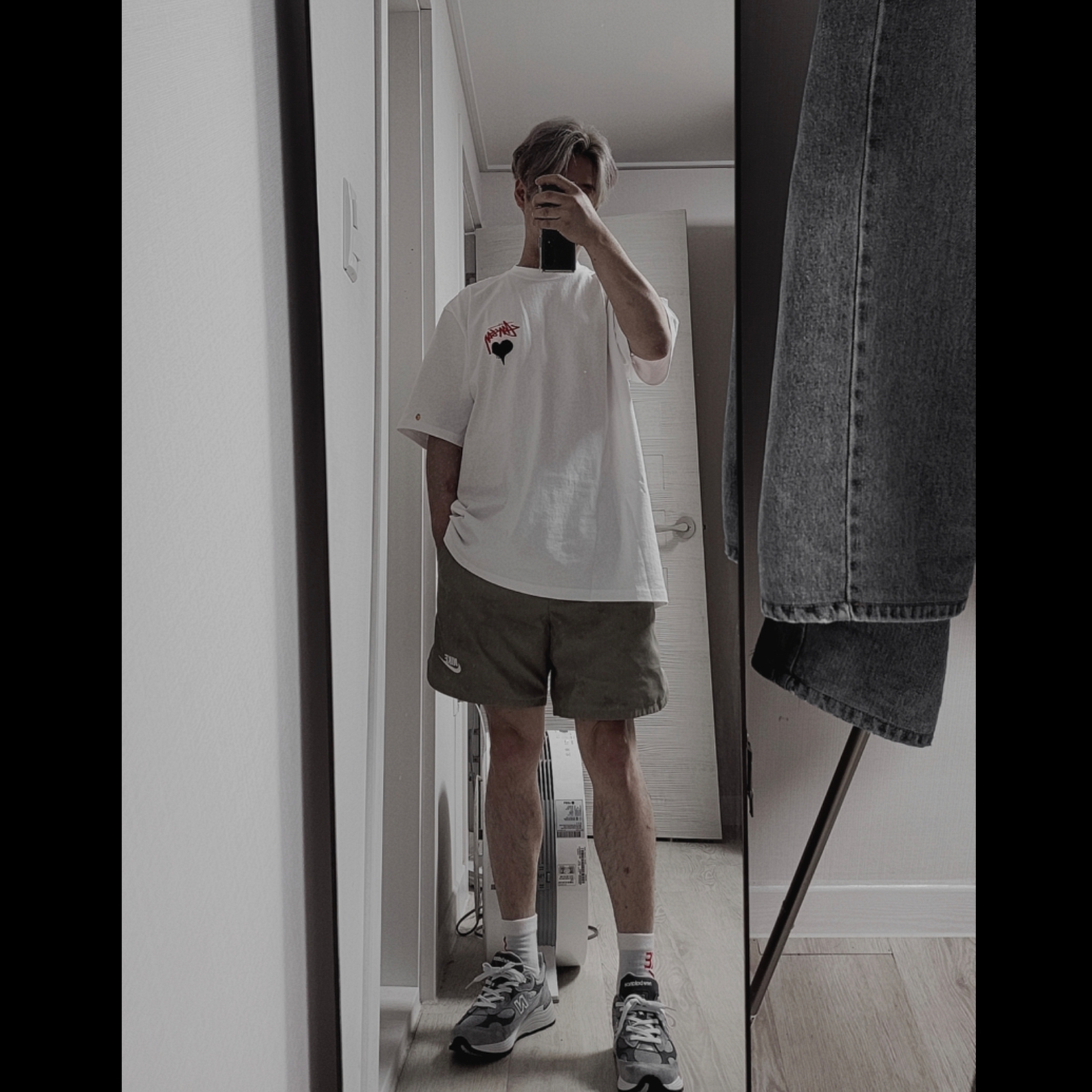 Stussy Stock Heart T-Shirt White, New Balance 992 Made in USA Grey - D Standard 착용 스타일