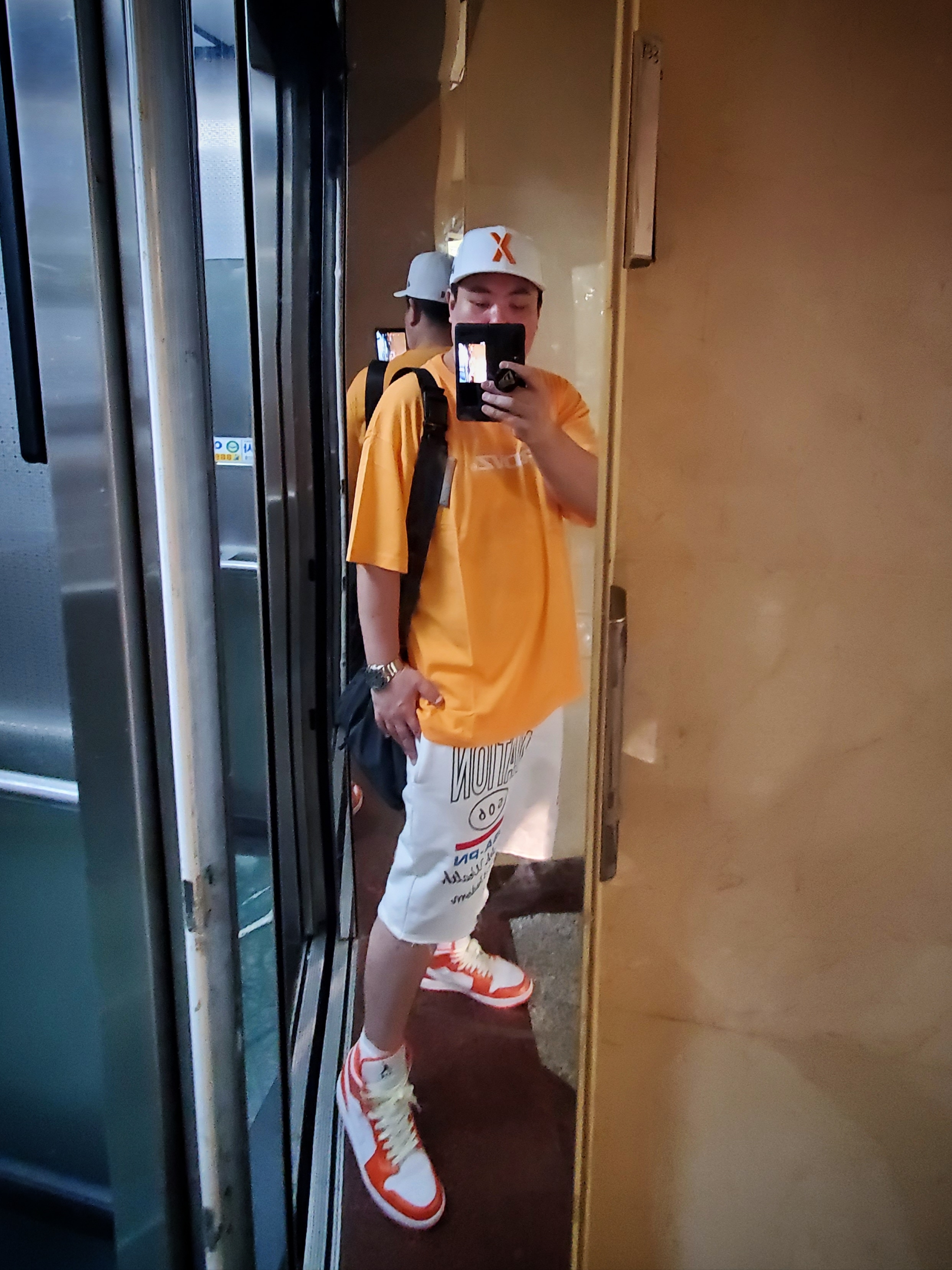Jordan 1 Mid SE Electro Orange 착용 스타일 - 1