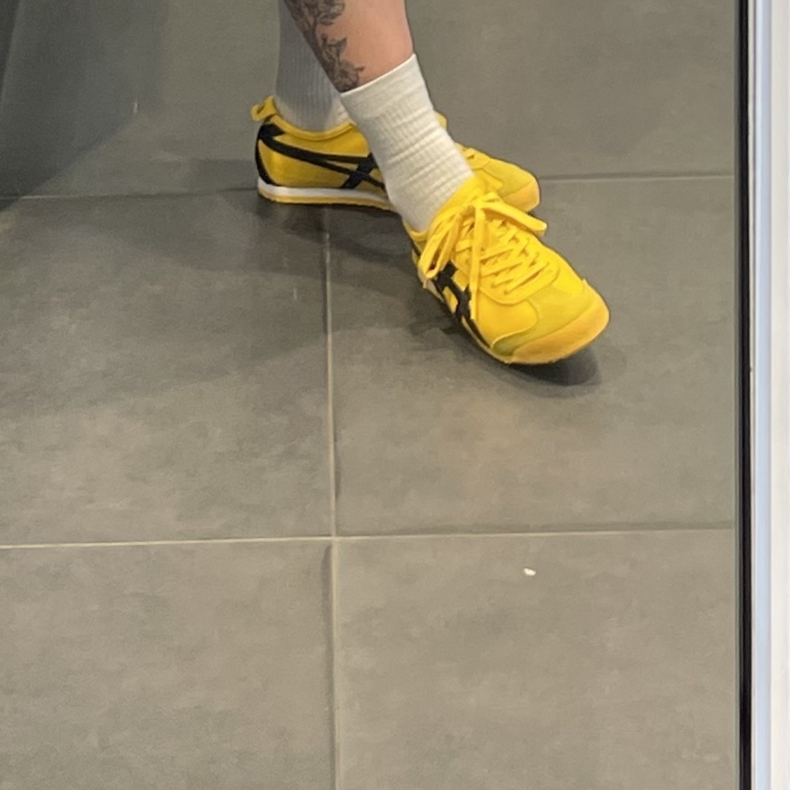 Onitsuka Tiger Mexico 66 Yellow Black 착용 스타일 - 2
