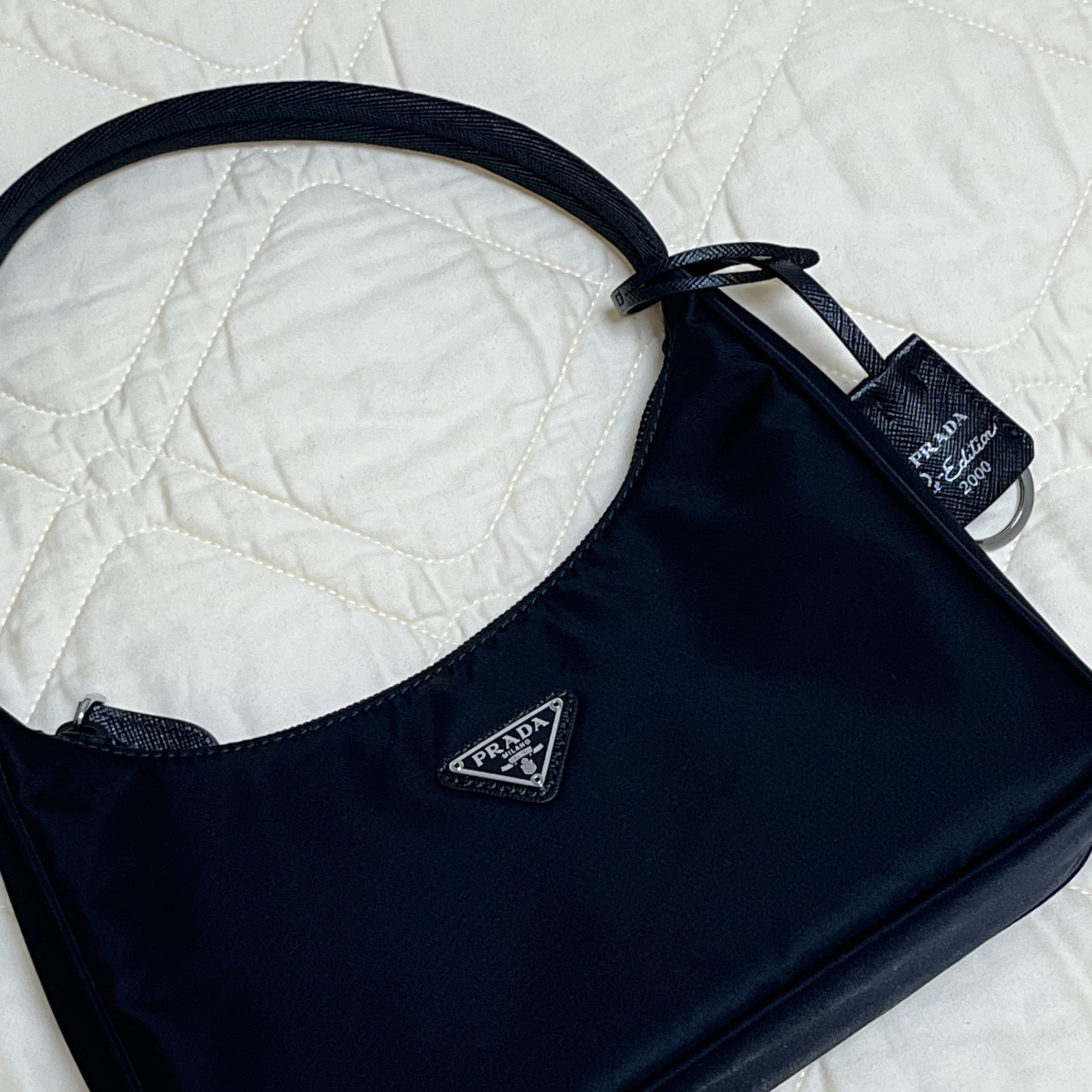 Prada Re-Edition 2000 Re-Nylon Mini Shoulder Bag Black 착용 스타일