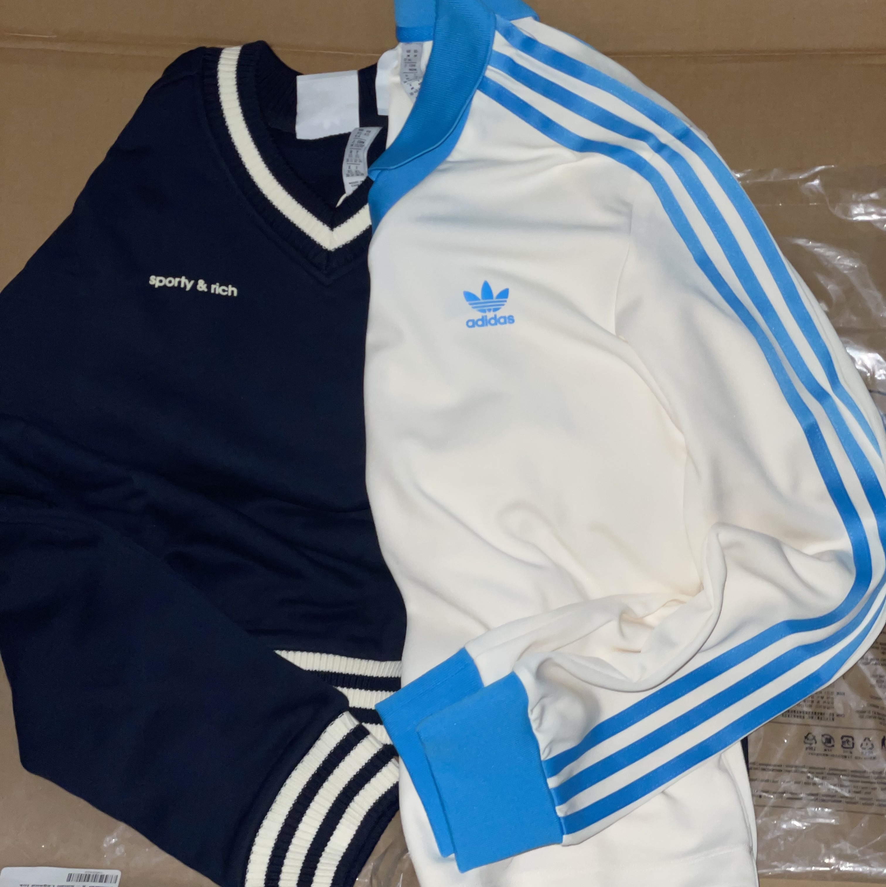 (W) Adidas x Sporty & Rich V-Neck Crew Sweatshirt Legend Ink - KR Sizing, (W) Adidas x Sporty & Rich Long Sleeve Football Jersey Cream White - KR Sizing 착용 스타일 - 3