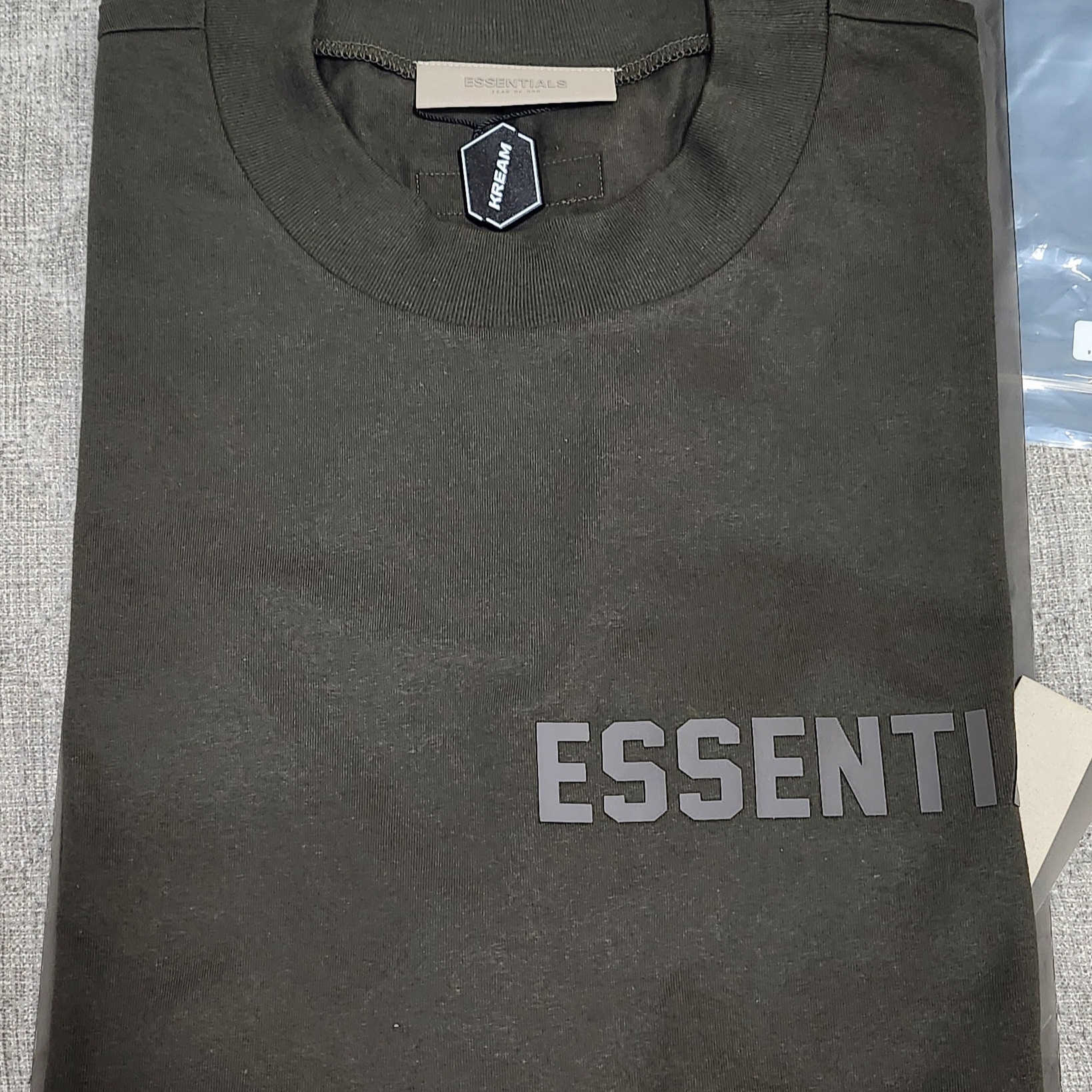 Essentials SS T-Shirt Off Black - 23SS 착용 스타일