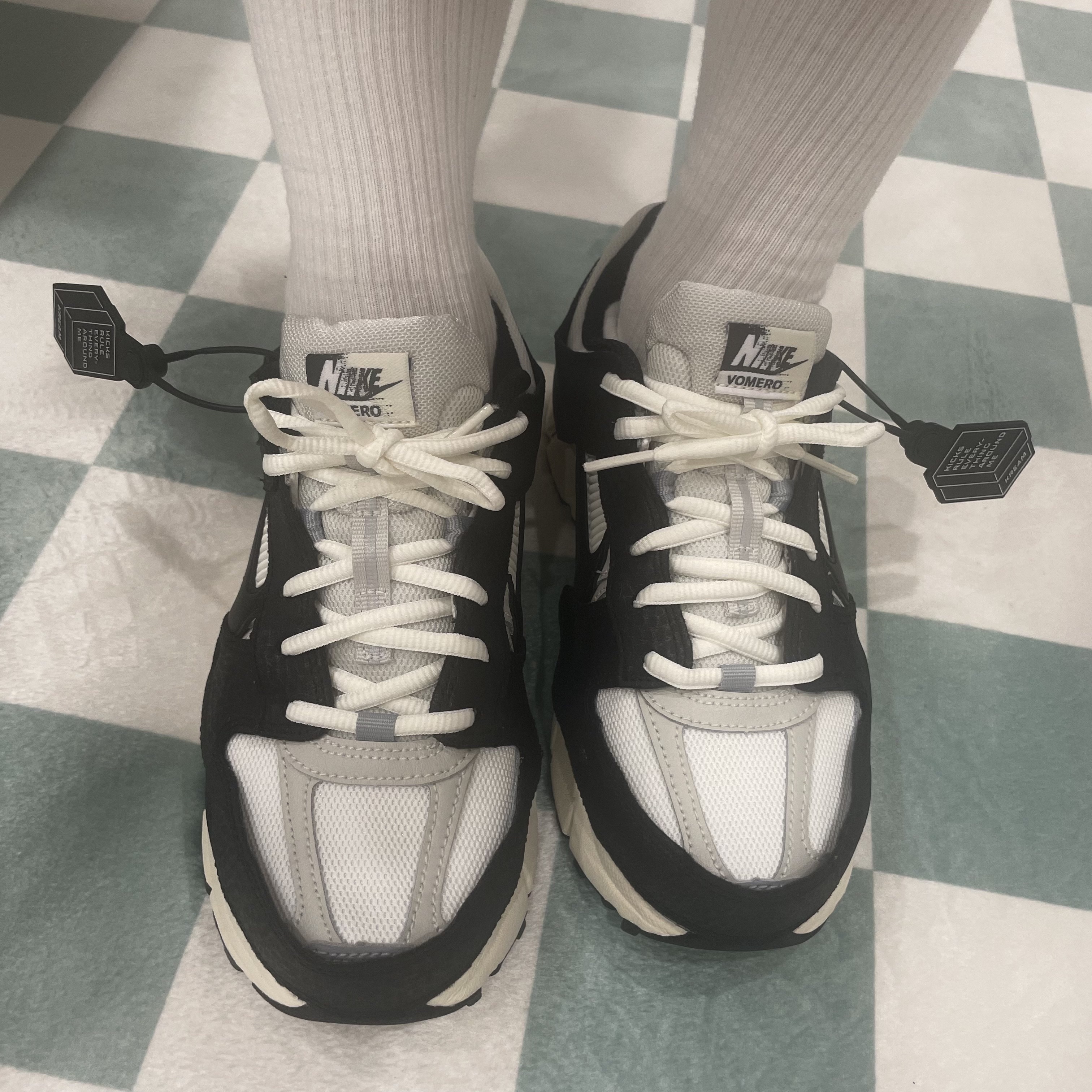 (W) Nike Zoom Vomero 5 Wolf Grey and Black 착용 스타일