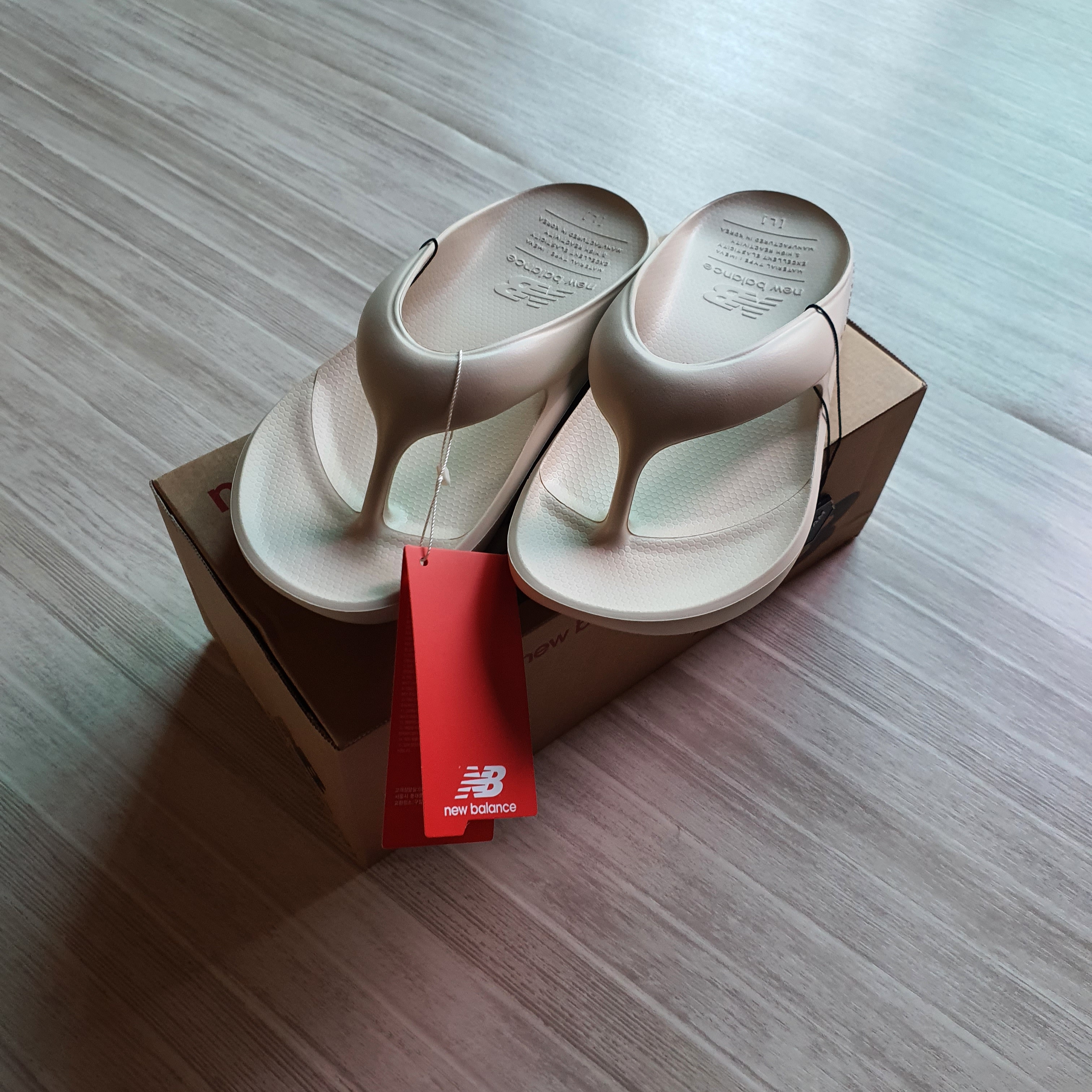 New Balance Flip Flop Ivory 착용 스타일
