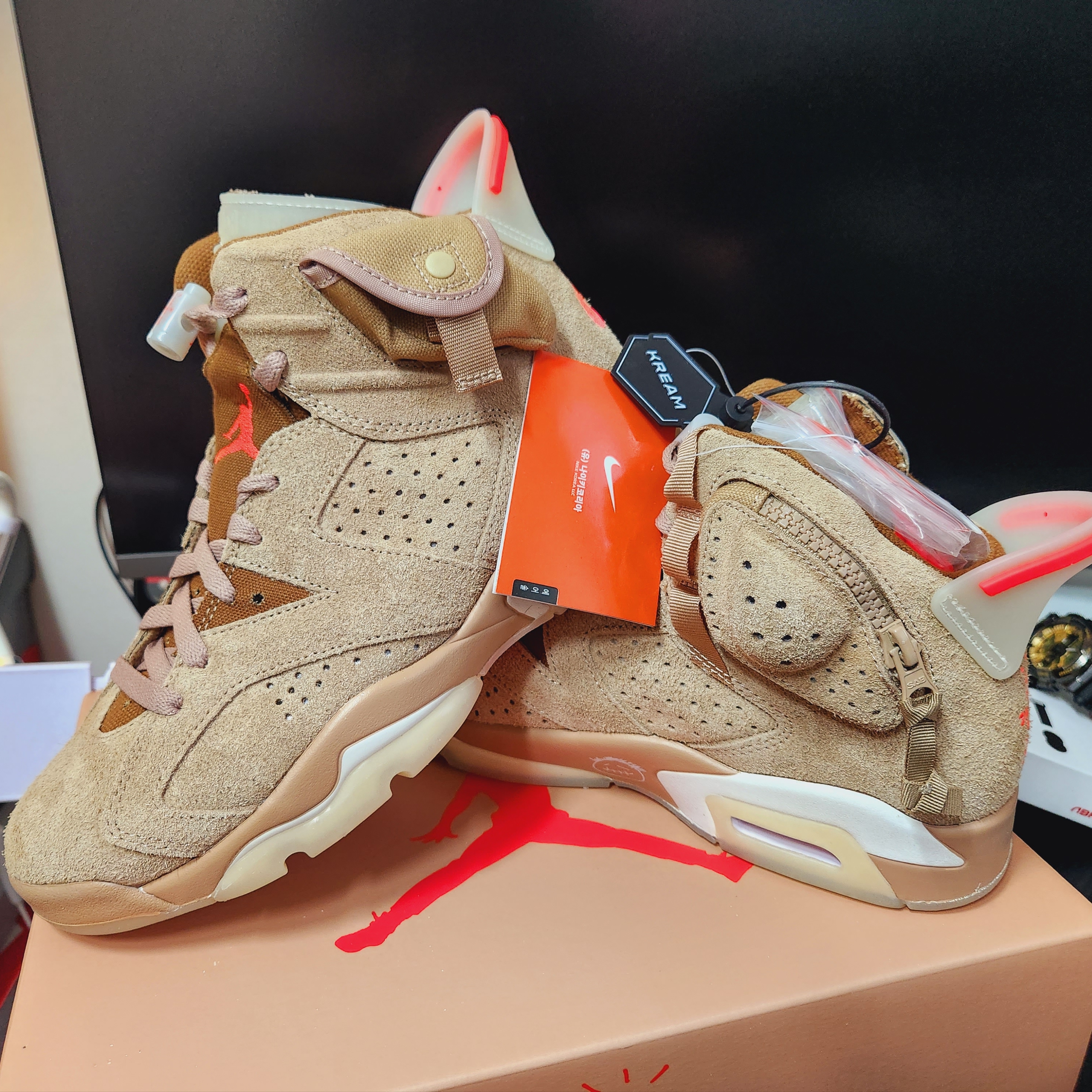 Jordan 6 x Travis Scott Retro SP British Khaki 착용 스타일 - 1