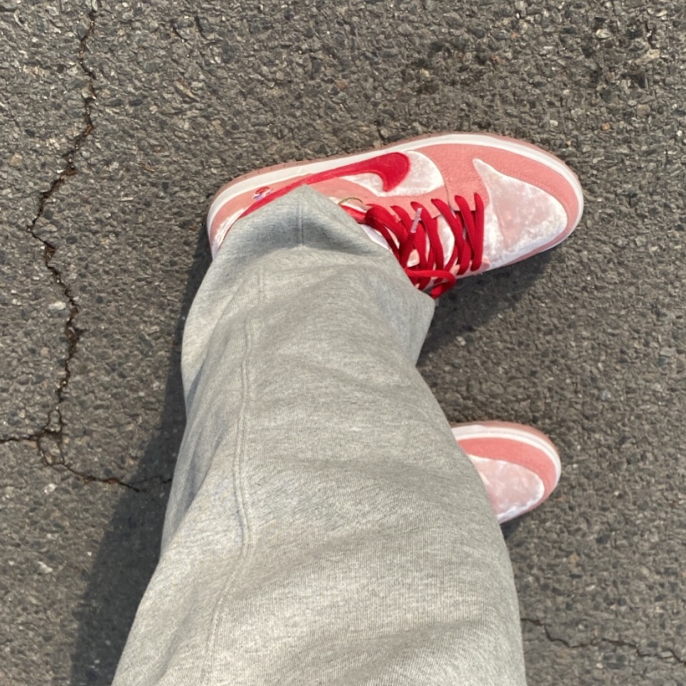 Nike x StrangeLove SB Dunk Low Pink (Regular Box), Nike x Stussy NRG RA Fleece Pants Dark Grey Heather (DJ9490-063) 착용 스타일