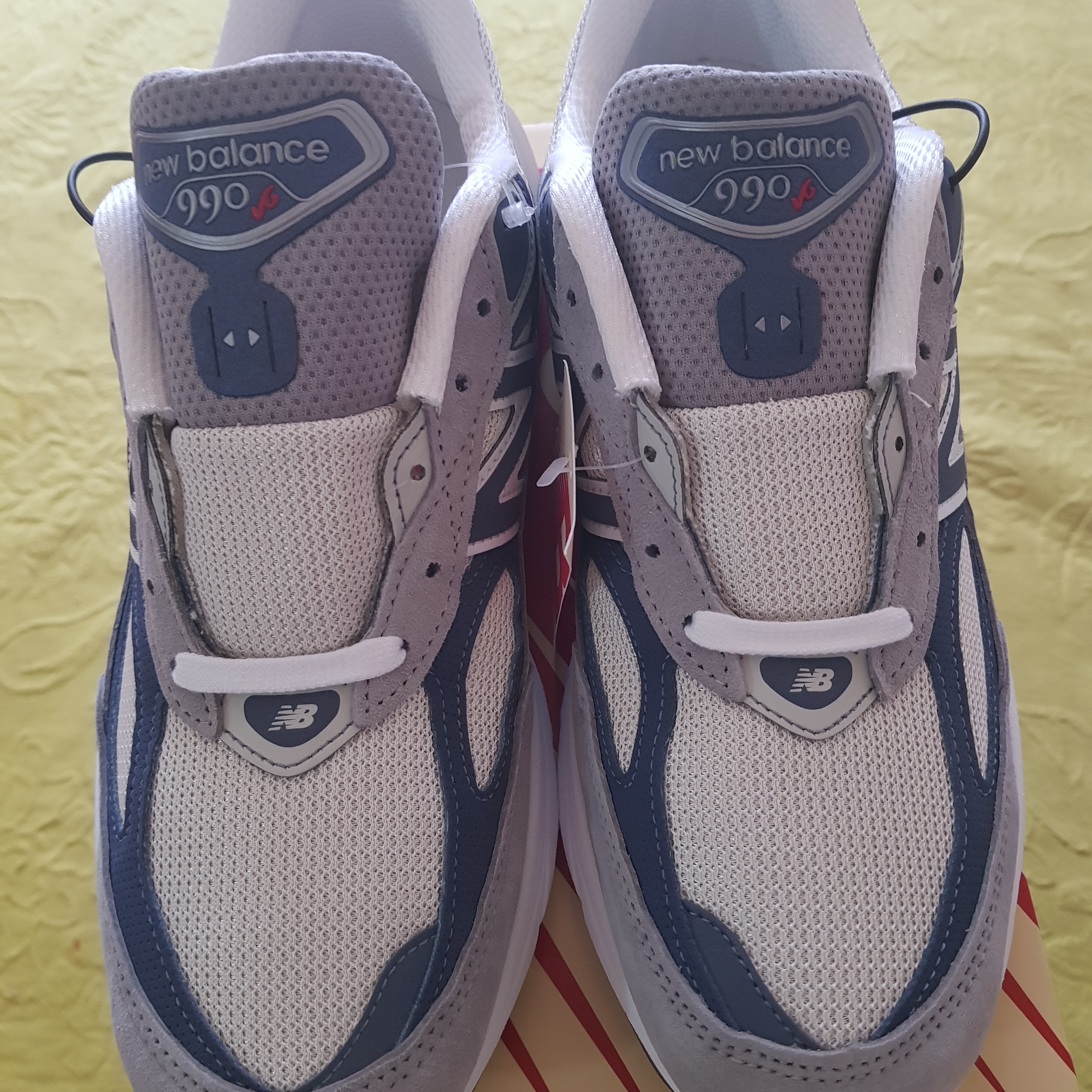 New Balance 990v6 Made in USA Gray Suede 착용 스타일 - 2