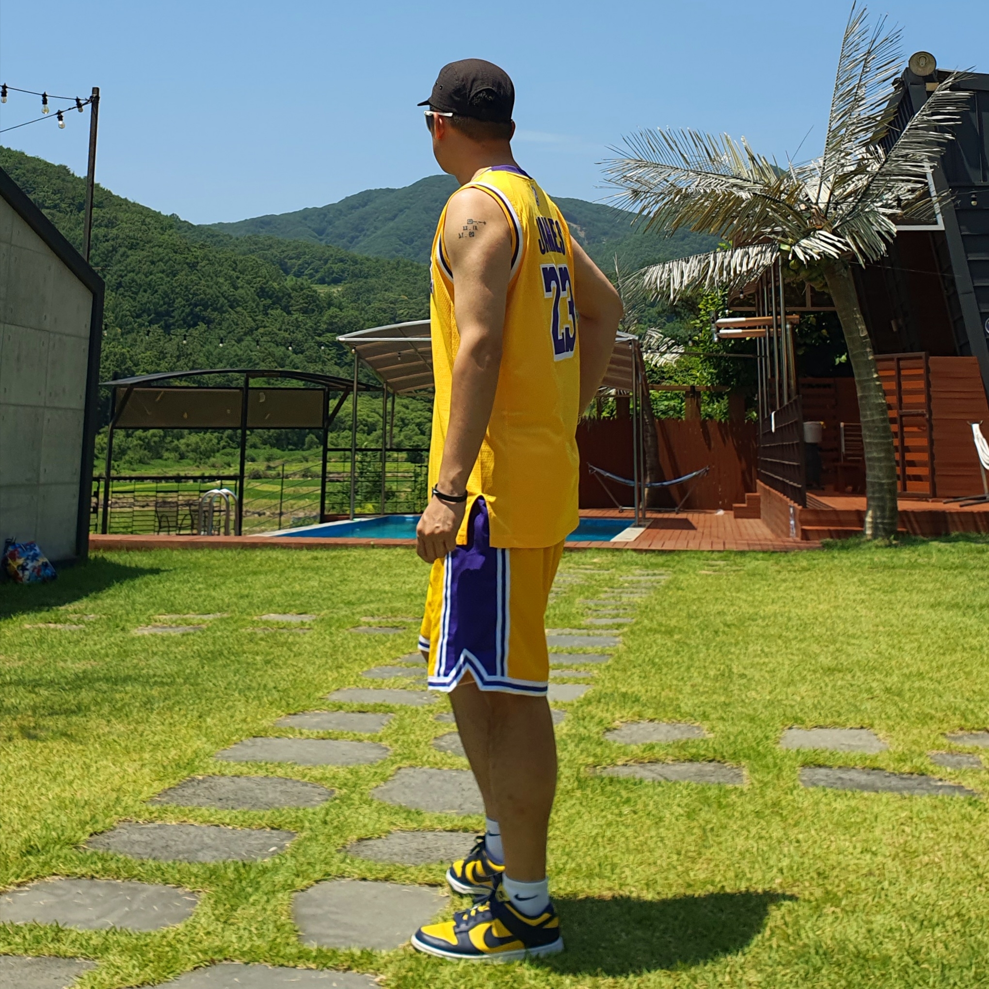 Nike Dunk Low Retro Varsity Maize, Nike Kobe Bryant LA Lakers Icon Edition Jersey 착용 스타일 - 3
