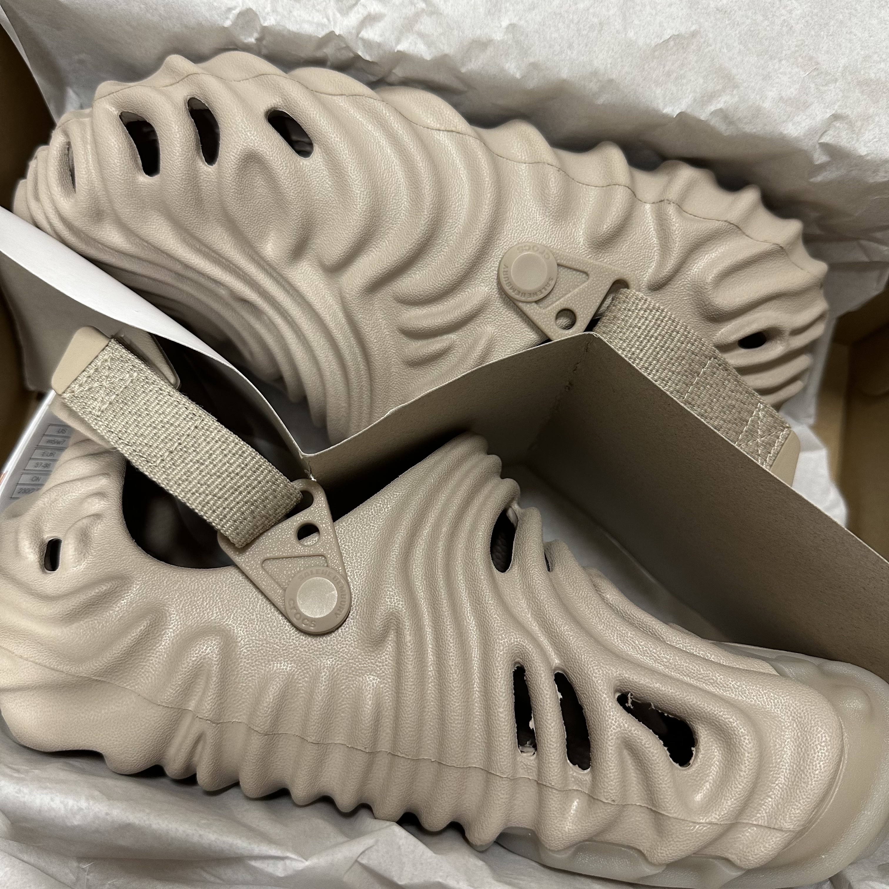 Crocs x Salehe Bembury Pollex Clog Horchata 착용 스타일
