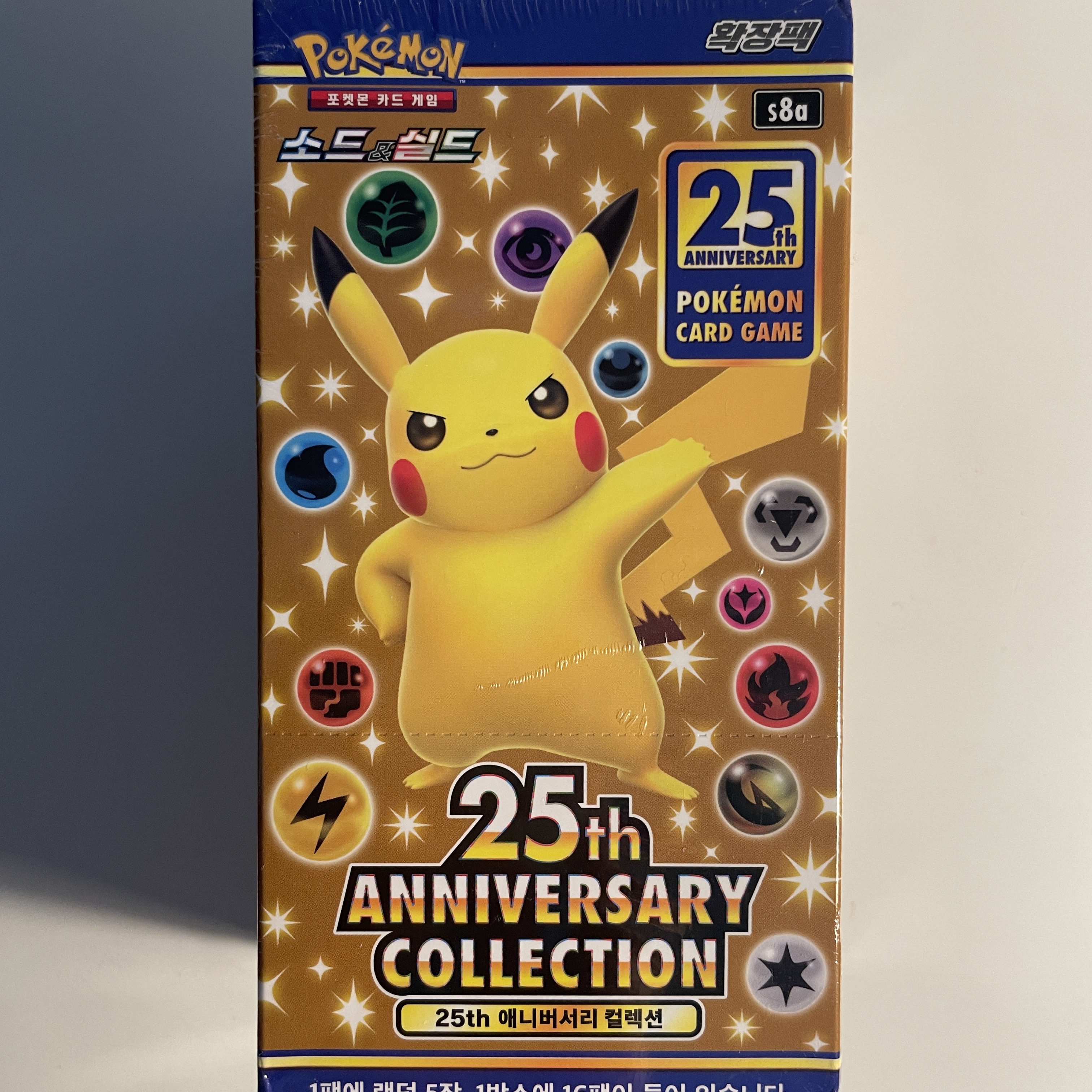 Pokemon TCG Sword & Shield Expansion Pack 25th Anniversary Collection Box (Pack of 16) 착용 스타일 - 2