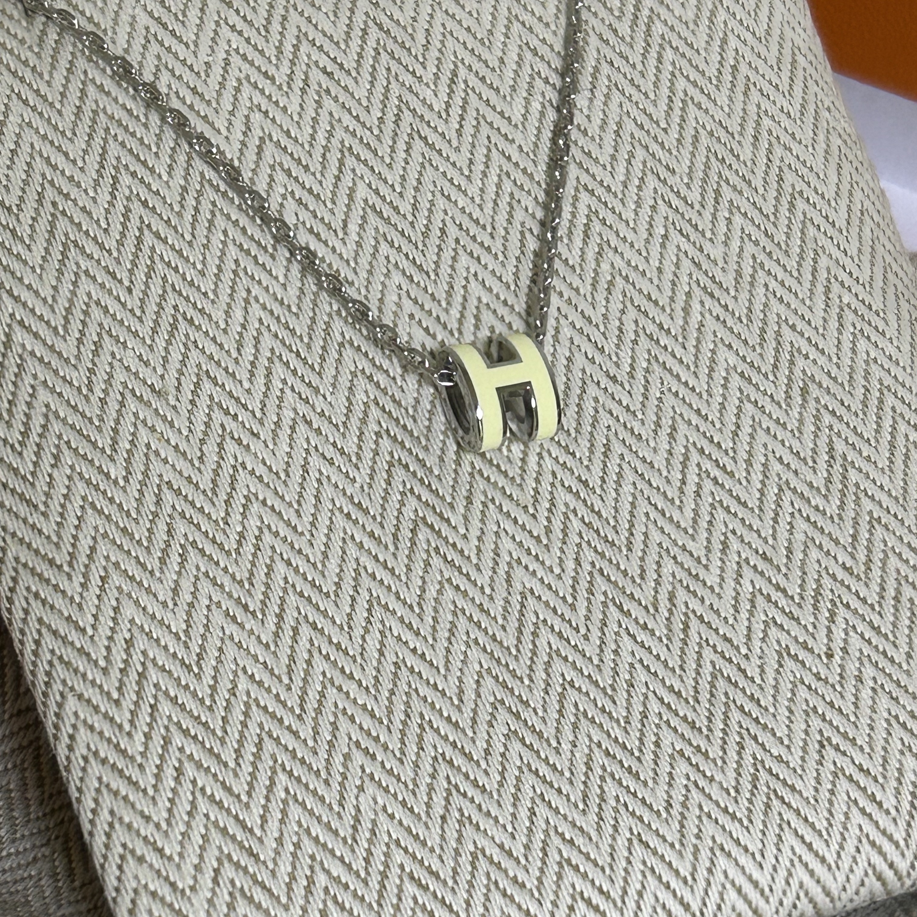 (W) Hermes Mini Pop H Pendant Palladium & Jaune Soufre Pale 착용 스타일