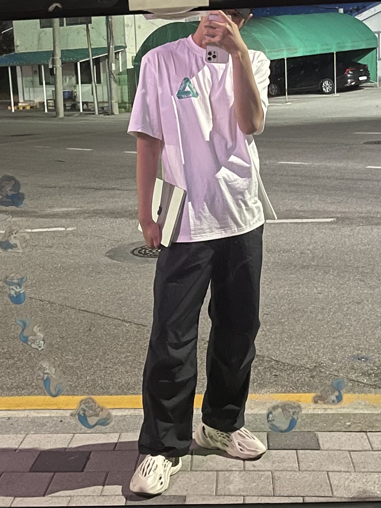Palace Reacto Tri-Ferg T-Shirt White - 23SS, Adidas Yeezy Foam RNNR Sand 착용 스타일