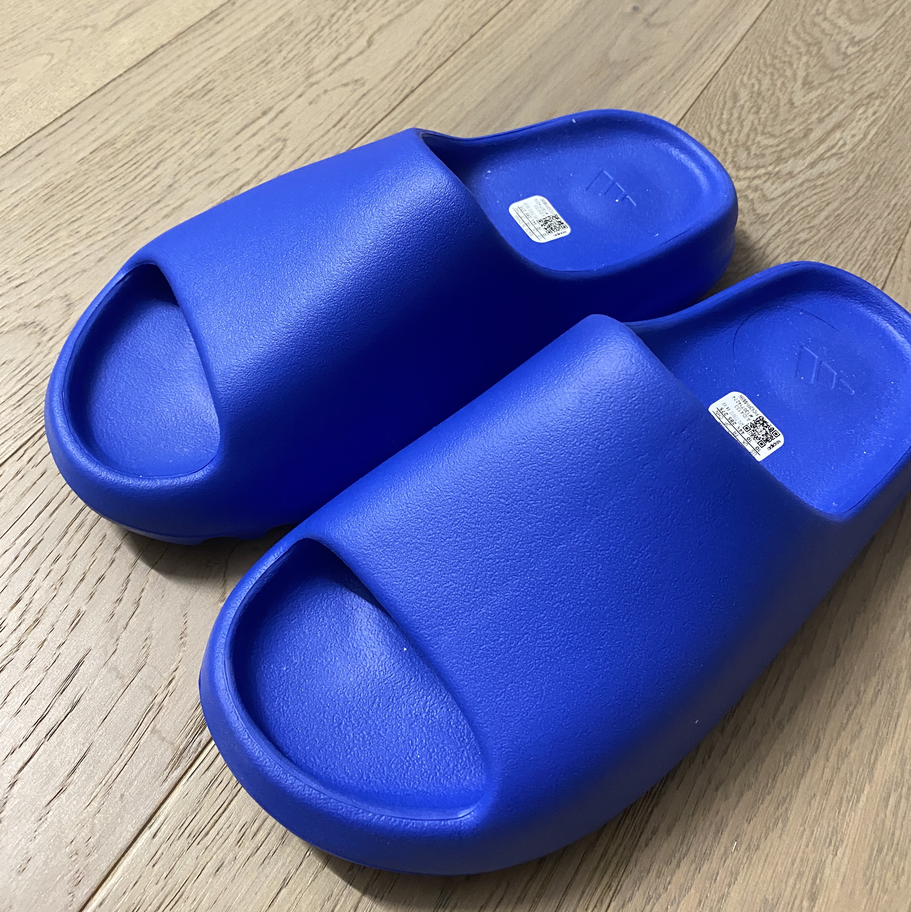 Adidas Yeezy Slide Azure 착용 스타일