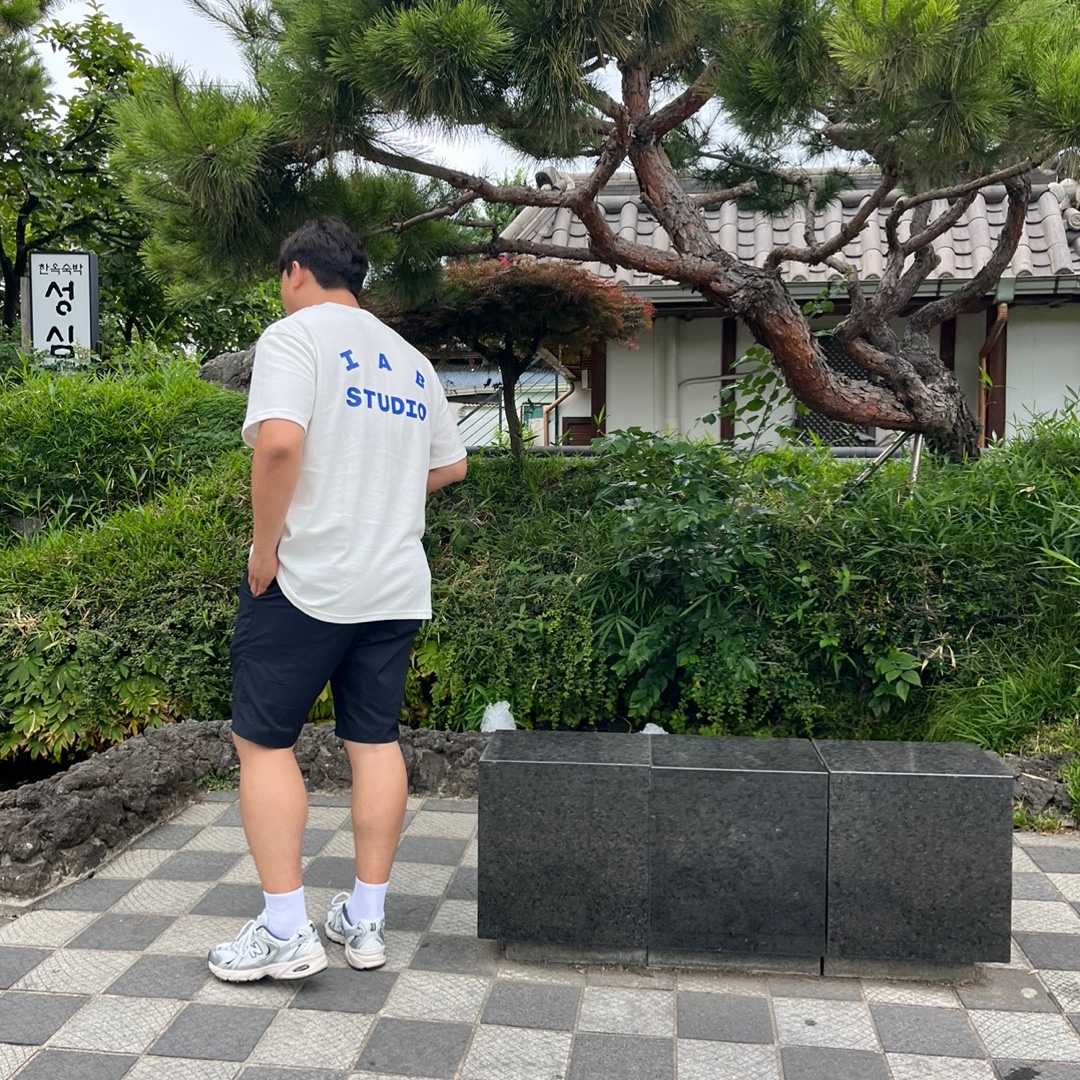 New Balance 530 Steel Grey, IAB Studio 10th Anniversary T-Shirt White 착용 스타일