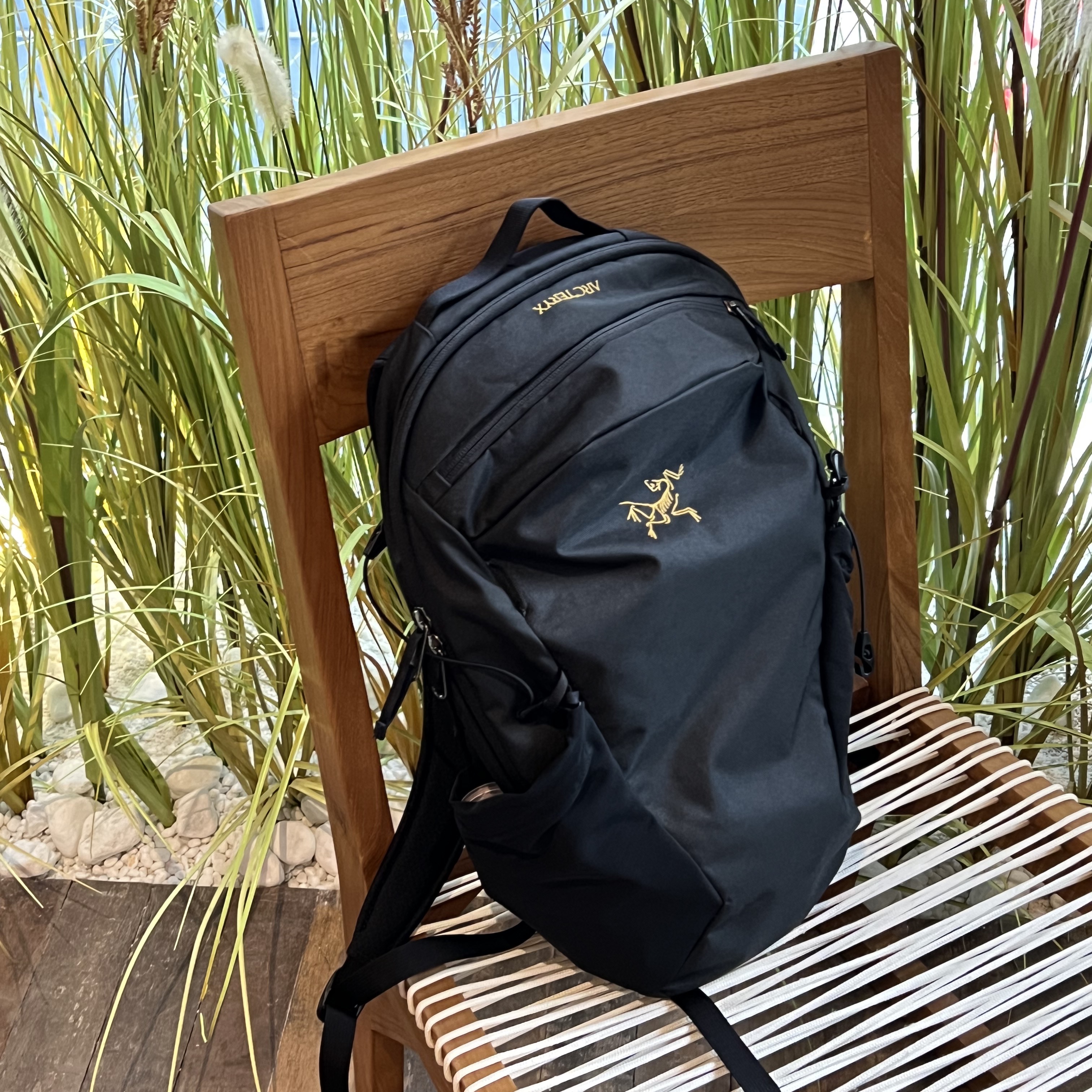 Arc'teryx Mantis 16 Backpack Black, Cosymosy Ugly Bird Keyring Pink 착용 스타일 - 3