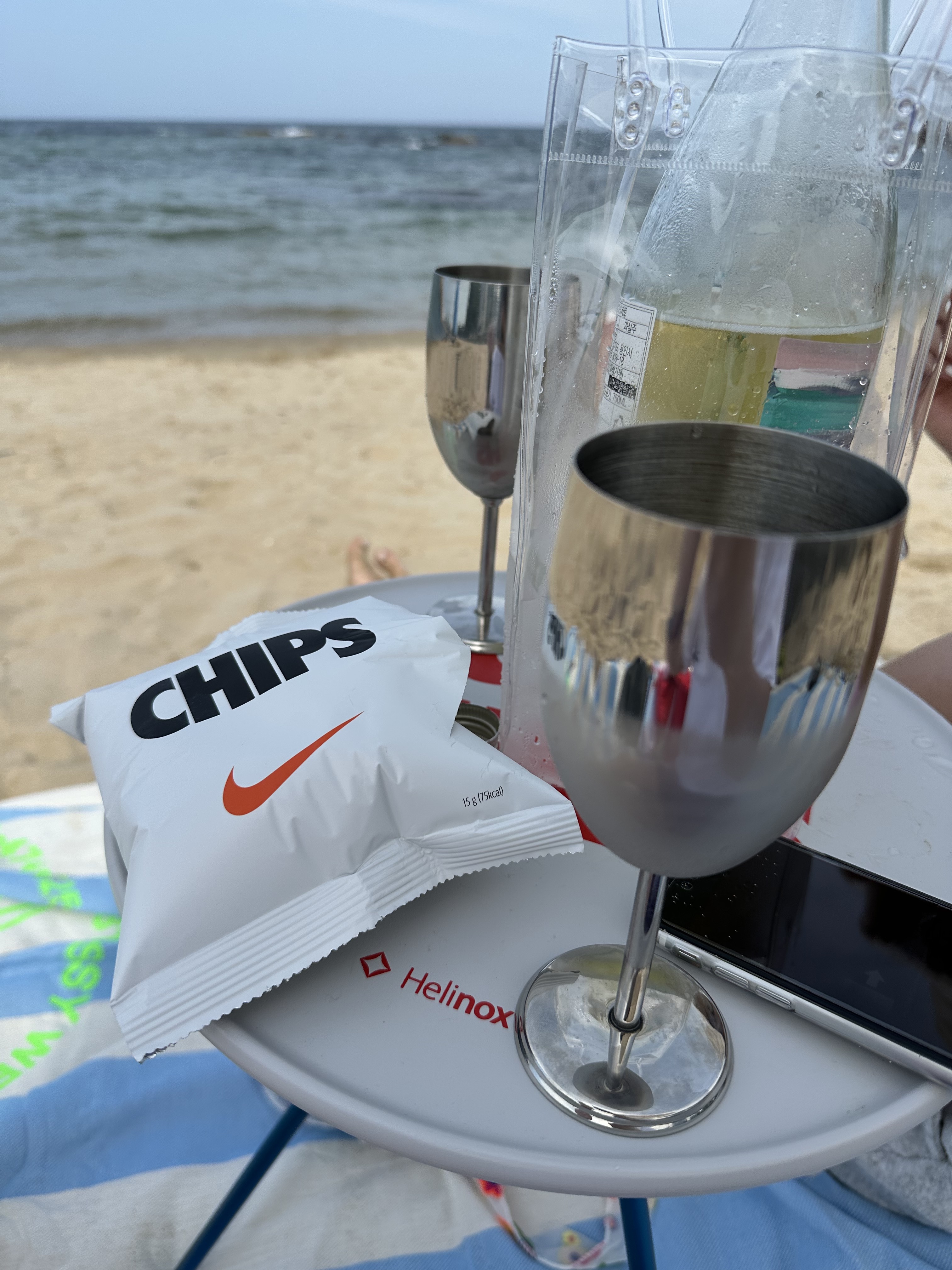Helinox x Nike SNKRS 4th Anniversary Side Table M, Stussy Surf Dot Beach Blanket Multi 착용 스타일
