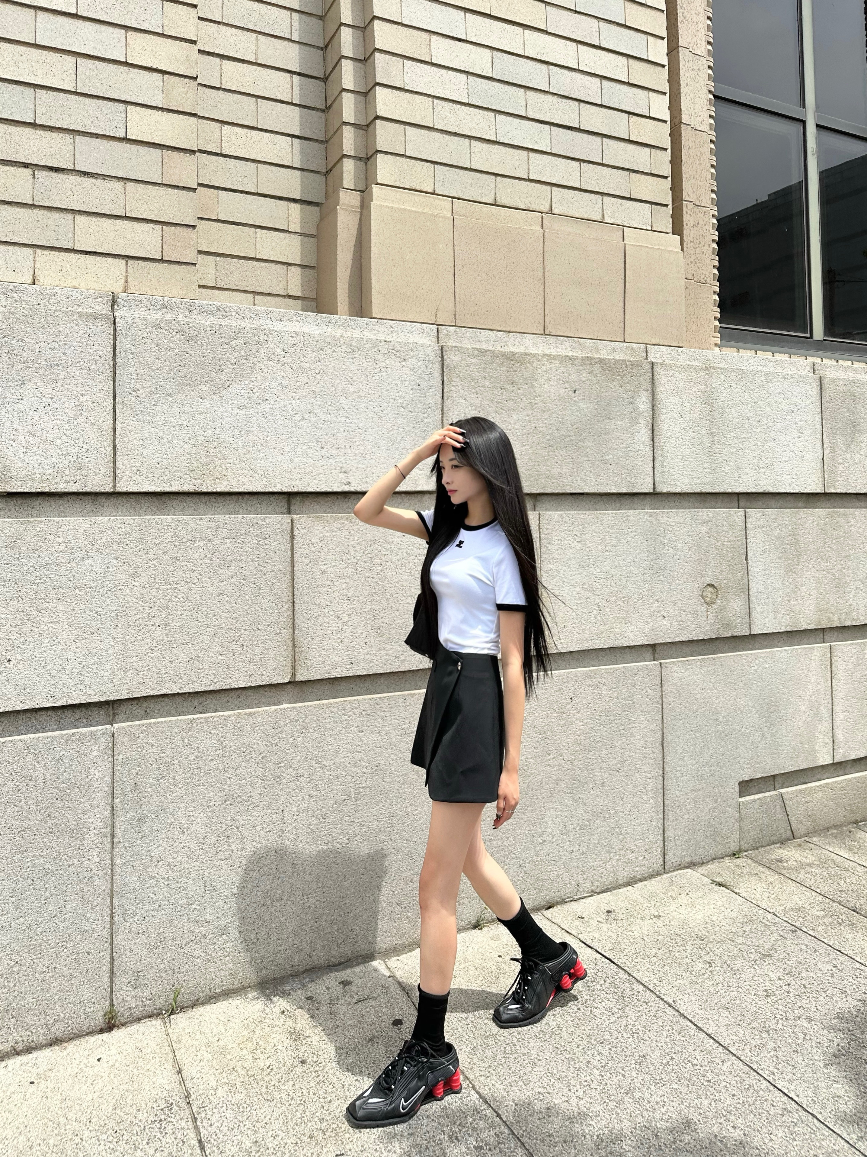 Nike x Martine Rose Shox MR4 Black, (W) Courreges Reedition Bumpy Contrast T-Shirt Heritage White Black 착용 스타일 - 1