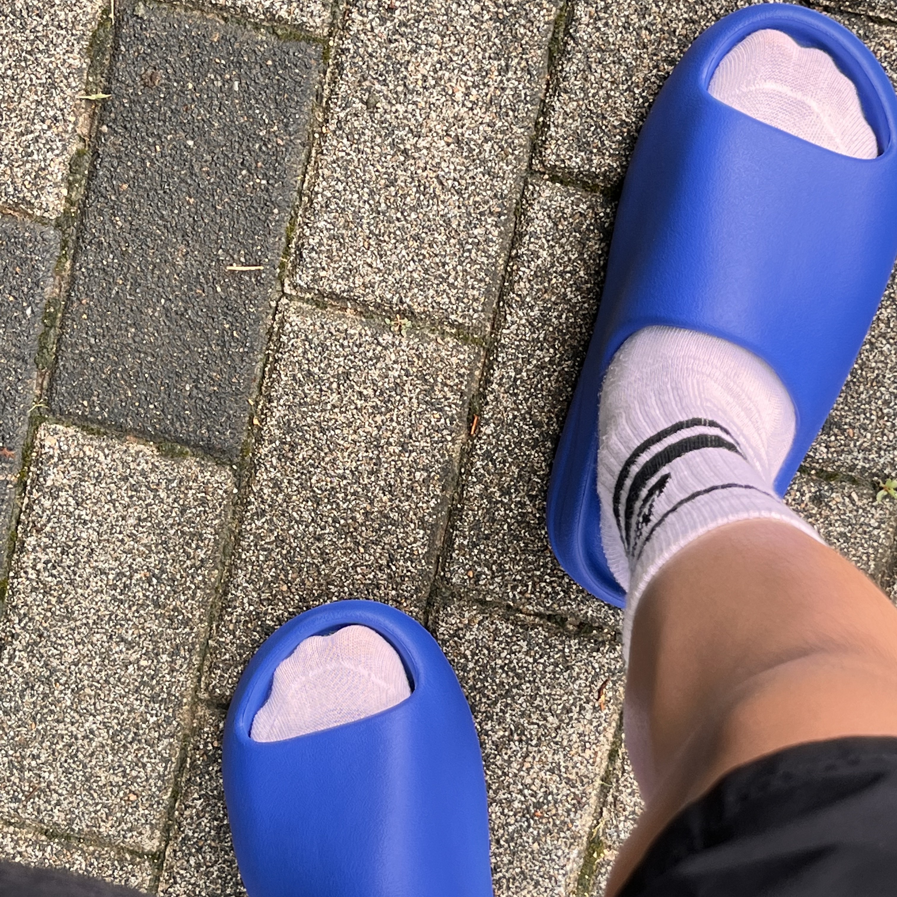 Adidas Yeezy Slide Azure, Nike Everyday Essential Crew Socks White (3 Pack/Korean Ver.) 착용 스타일