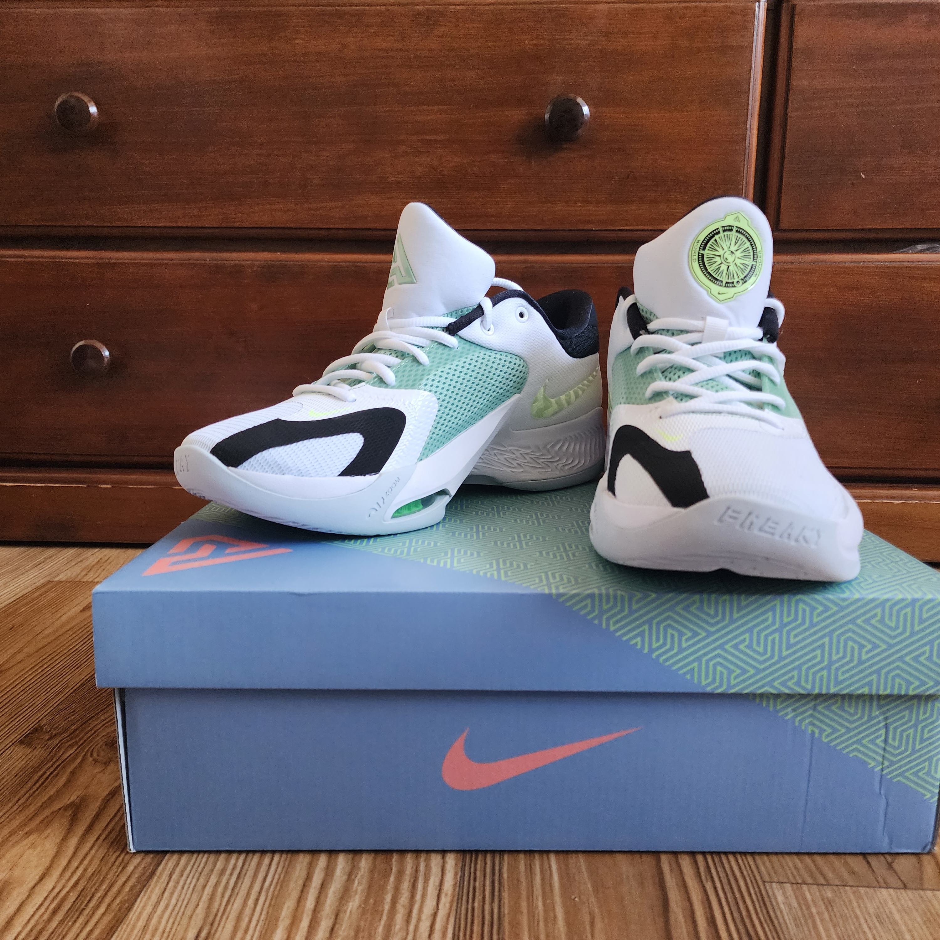 Nike Zoom Freak 4 White Barely Volt 착용 스타일 - 3