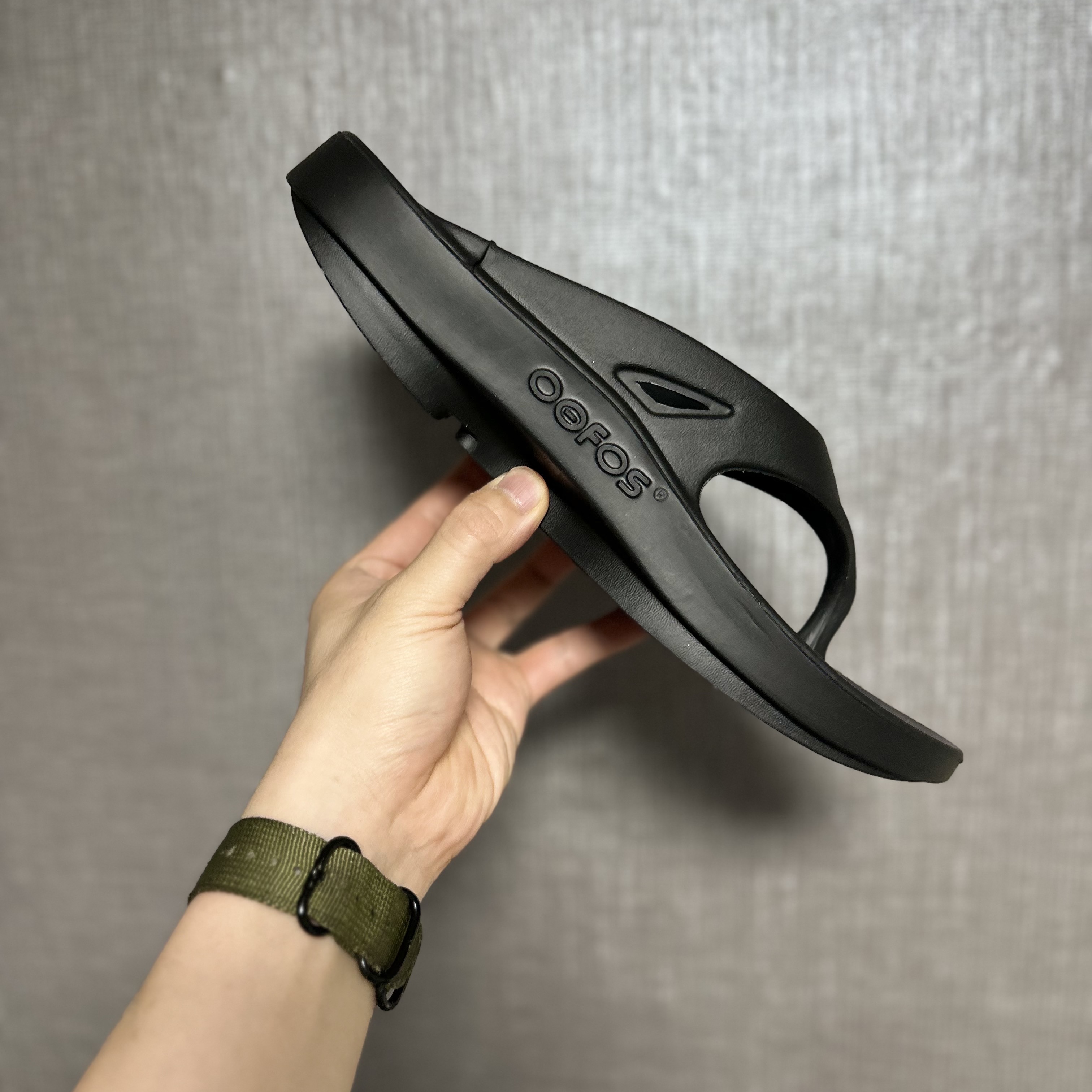 Oofos OOriginal Black 착용 스타일