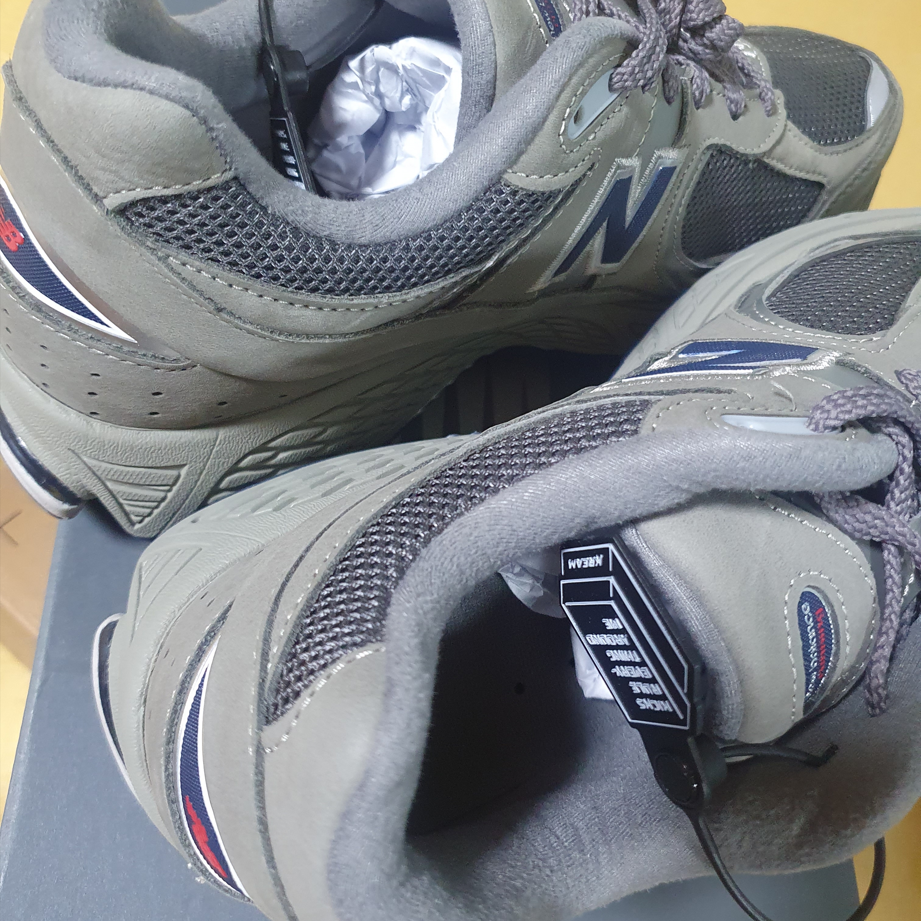 New Balance 2002R Gray 착용 스타일