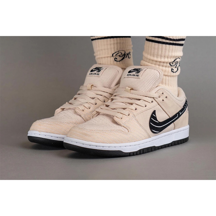 Nike SB Dunk Low Pro White and Gum Light Brown, Nike SB Dunk Low Pro Premium Mummy 착용 스타일 - 3