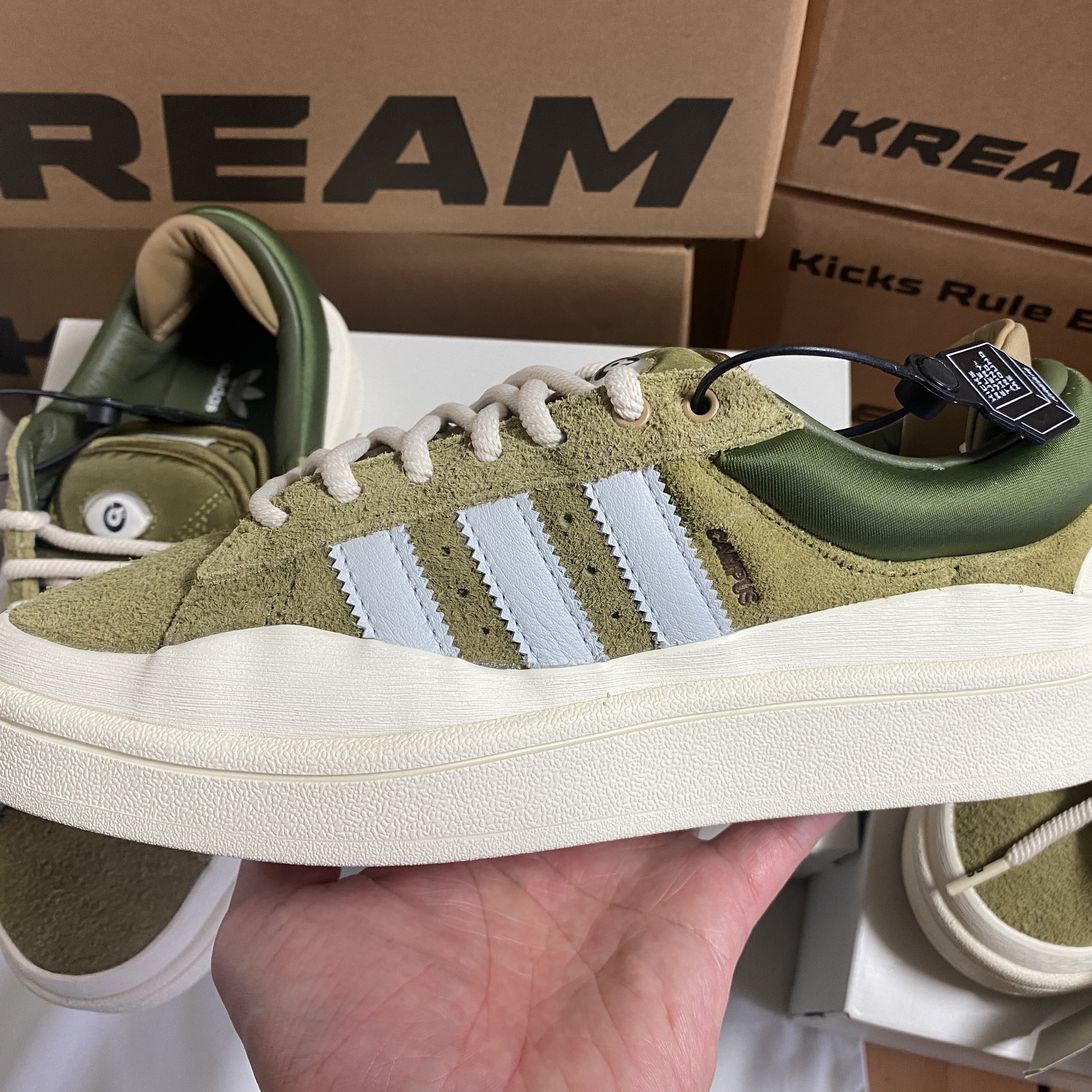 Adidas x Bad Bunny Campus Wild Moss 착용 스타일 - 3