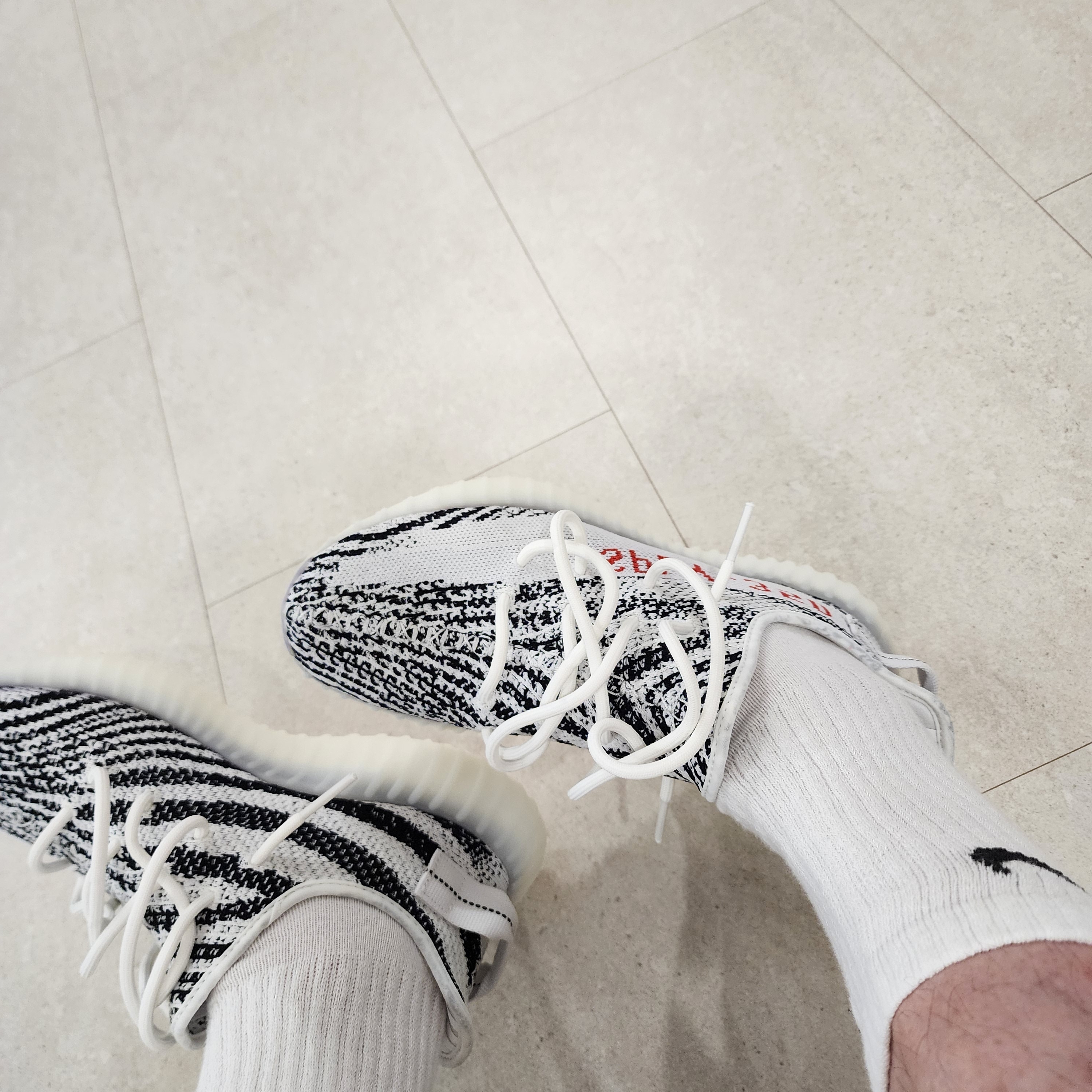 Adidas Yeezy Boost 350 V2 Zebra 2022/2023 착용 스타일