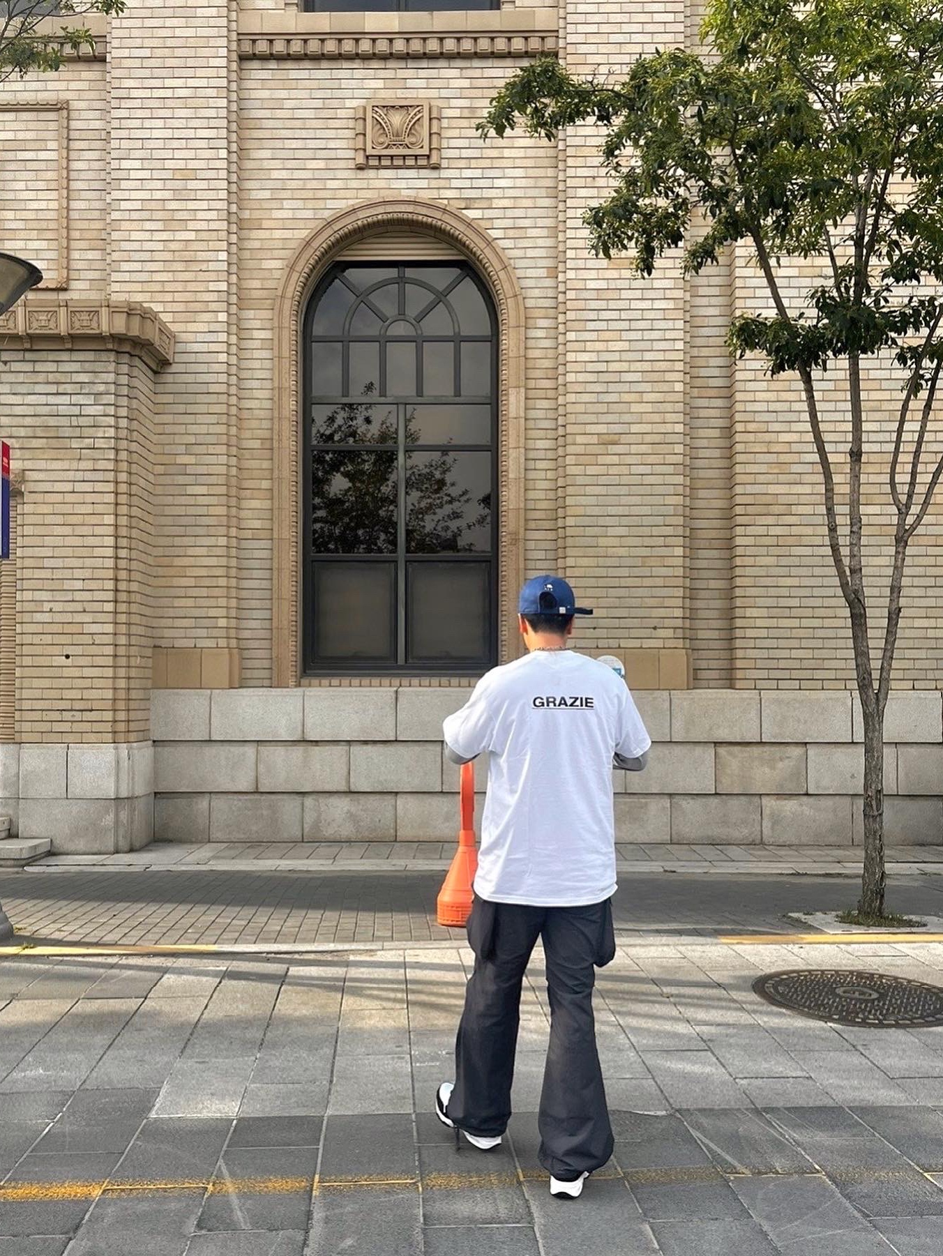 Supreme Milan Box Logo T-Shirt White - 21SS, Nike x Comme des Garcons Homme Plus Air Max Sunder SP White Black 착용 스타일 - 5