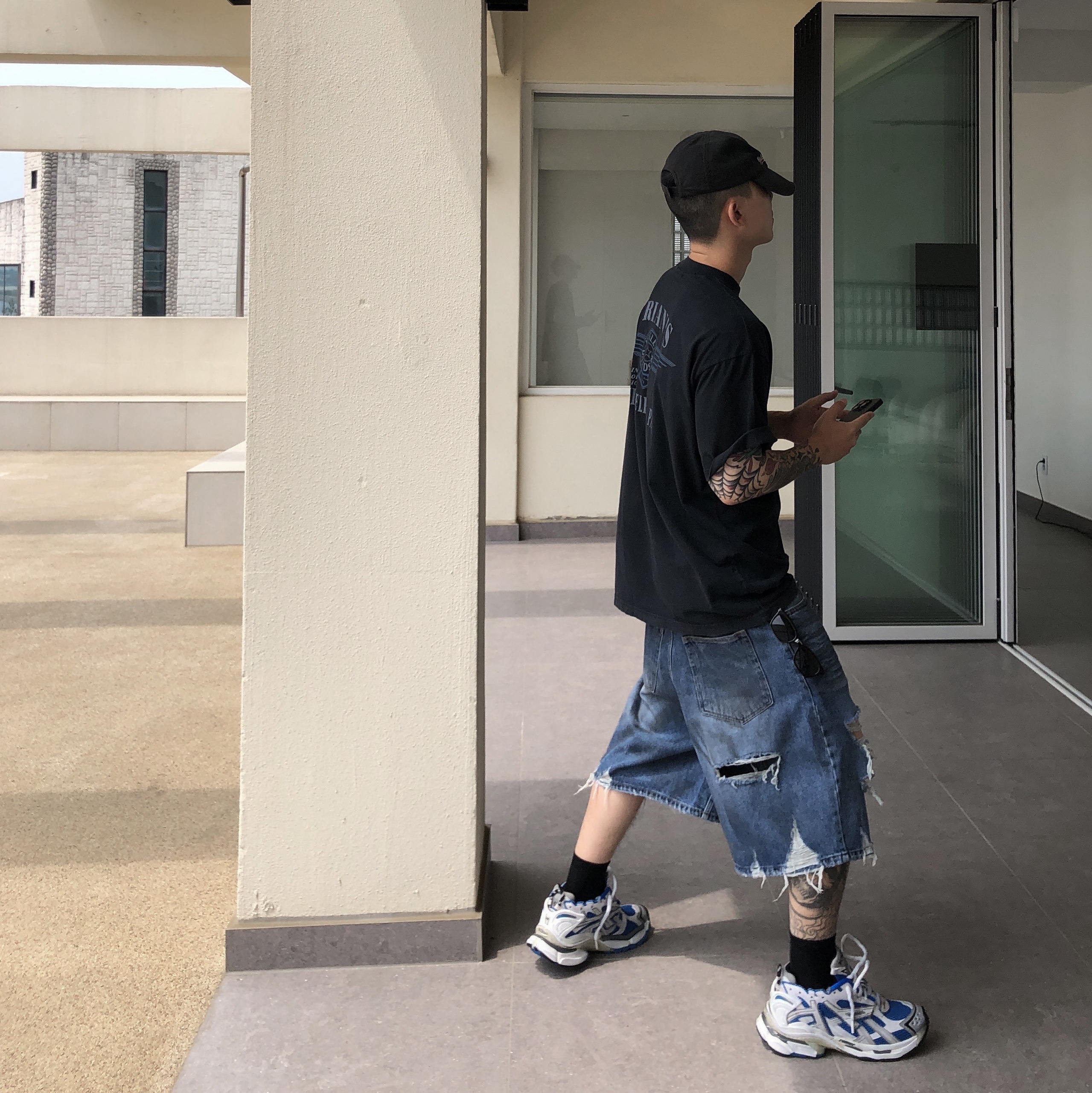 Balenciaga Runner Sneakers Blue White, Balenciaga Political Campaign Destroyed Cap Black 착용 스타일 - 3