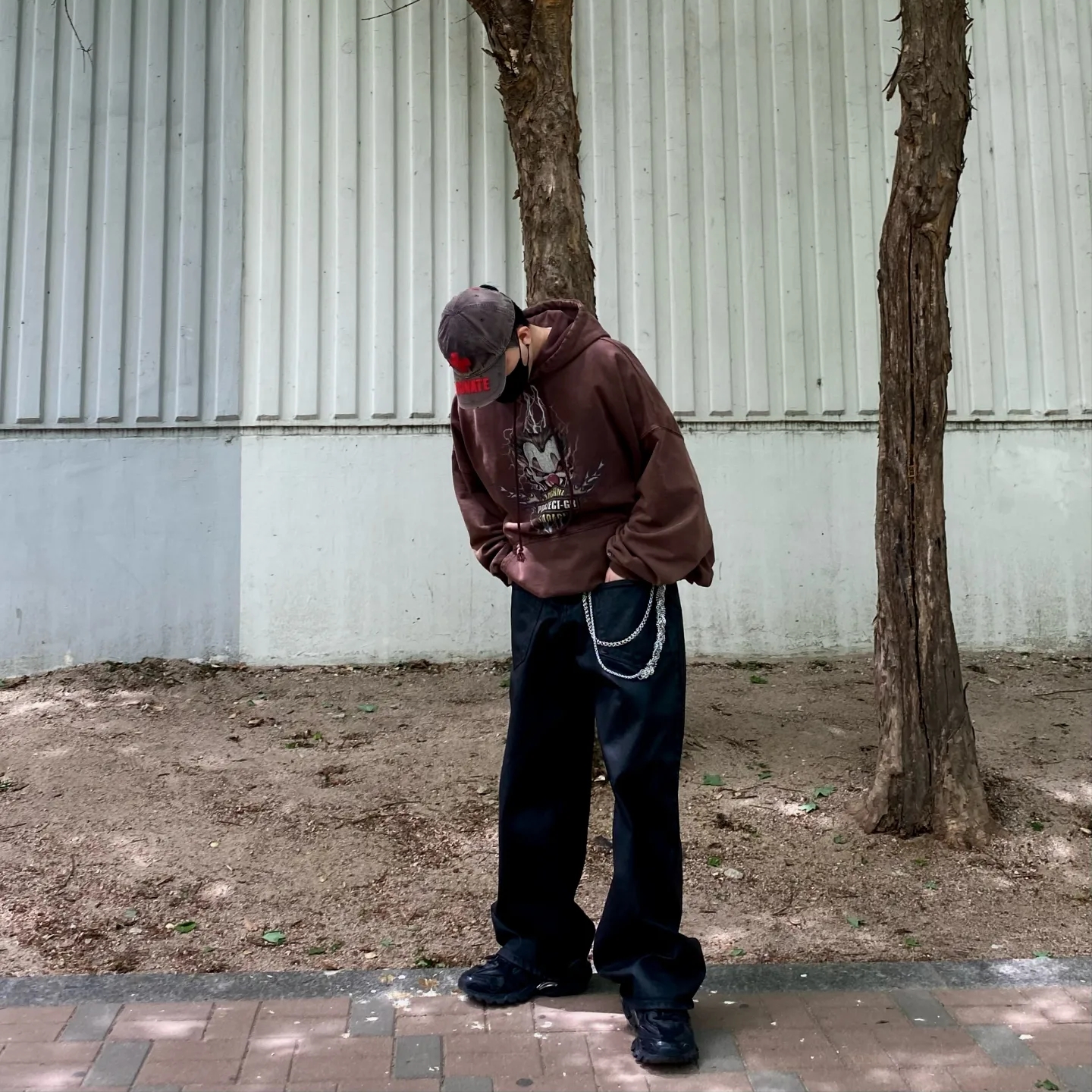 Project G/R x Insane Garage Clown Bike Hoodie Vintage Brown, Project G/R Coated Backward Denim Pants Black 착용 스타일 - 2