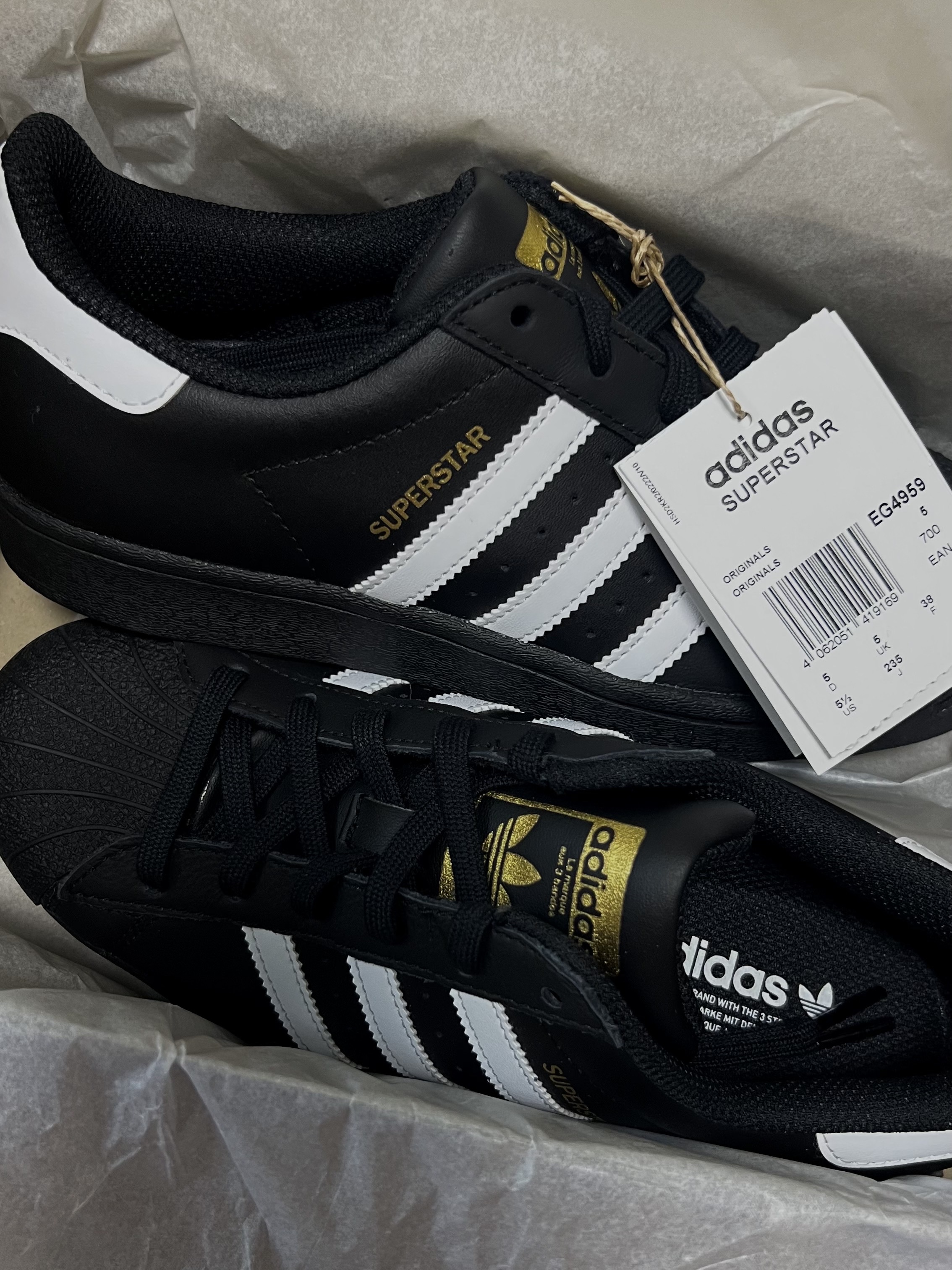 Adidas Superstar Core Black White 착용 스타일
