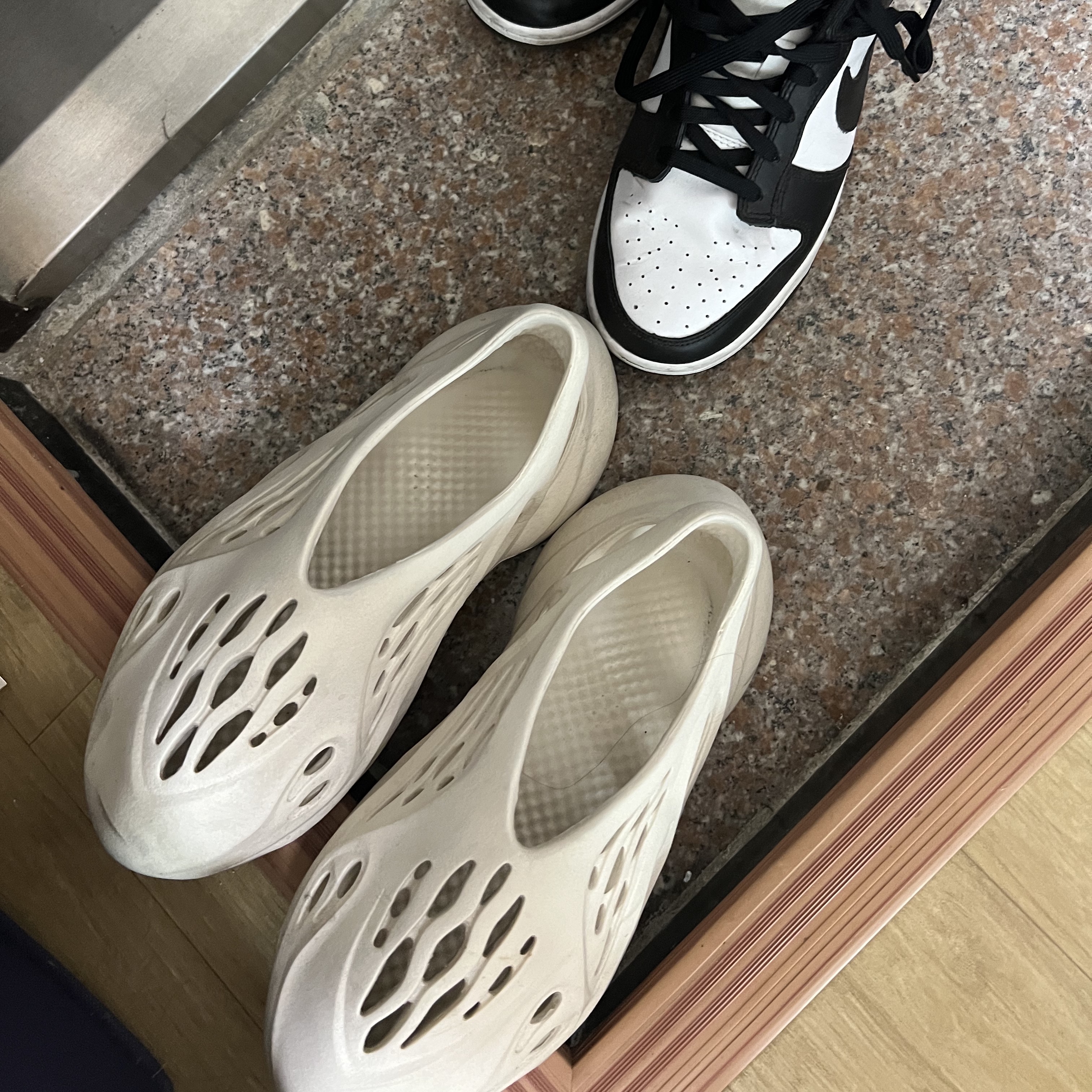 Adidas Yeezy Foam RNNR Sand, Nike Dunk Low Retro Black 착용 스타일