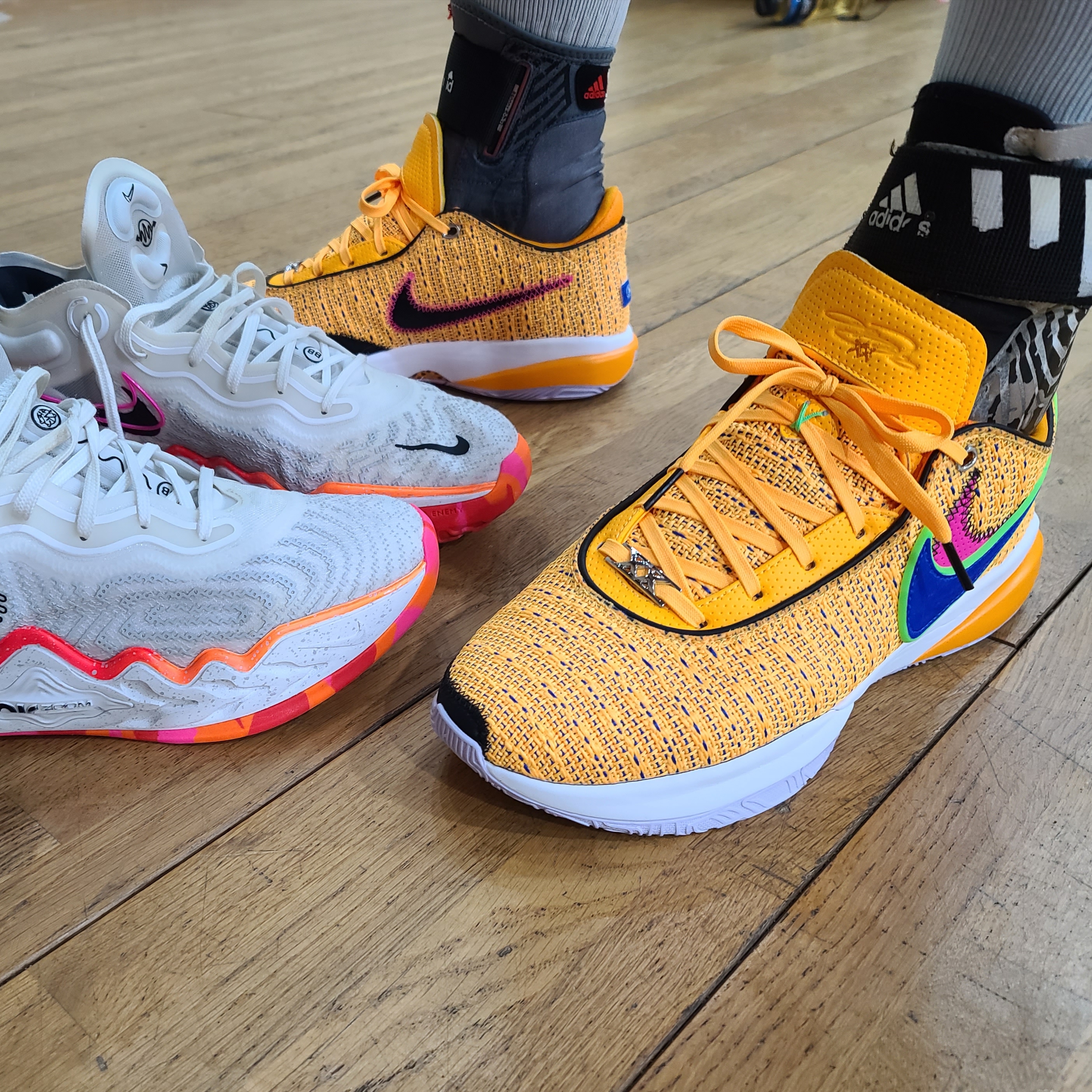 Nike LeBron XX EP Laser Orange Racer Blue 착용 스타일 - 2