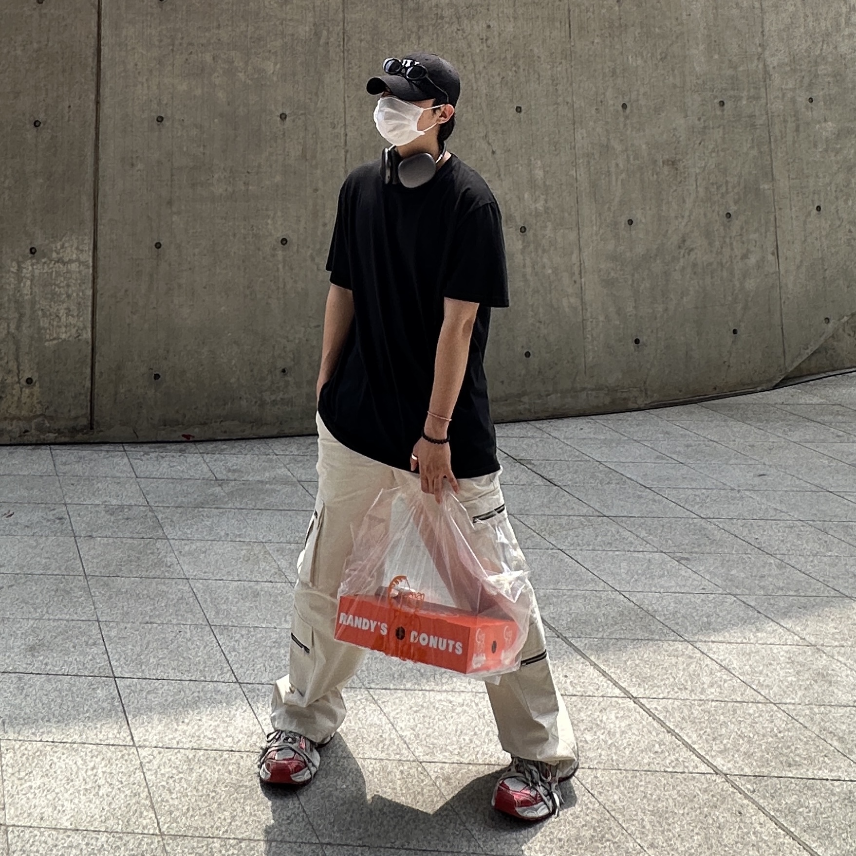 Balenciaga 3XL Sneakers White Red, Apple AirPods Max Lightning Space Gray (Korean Ver.) 착용 스타일