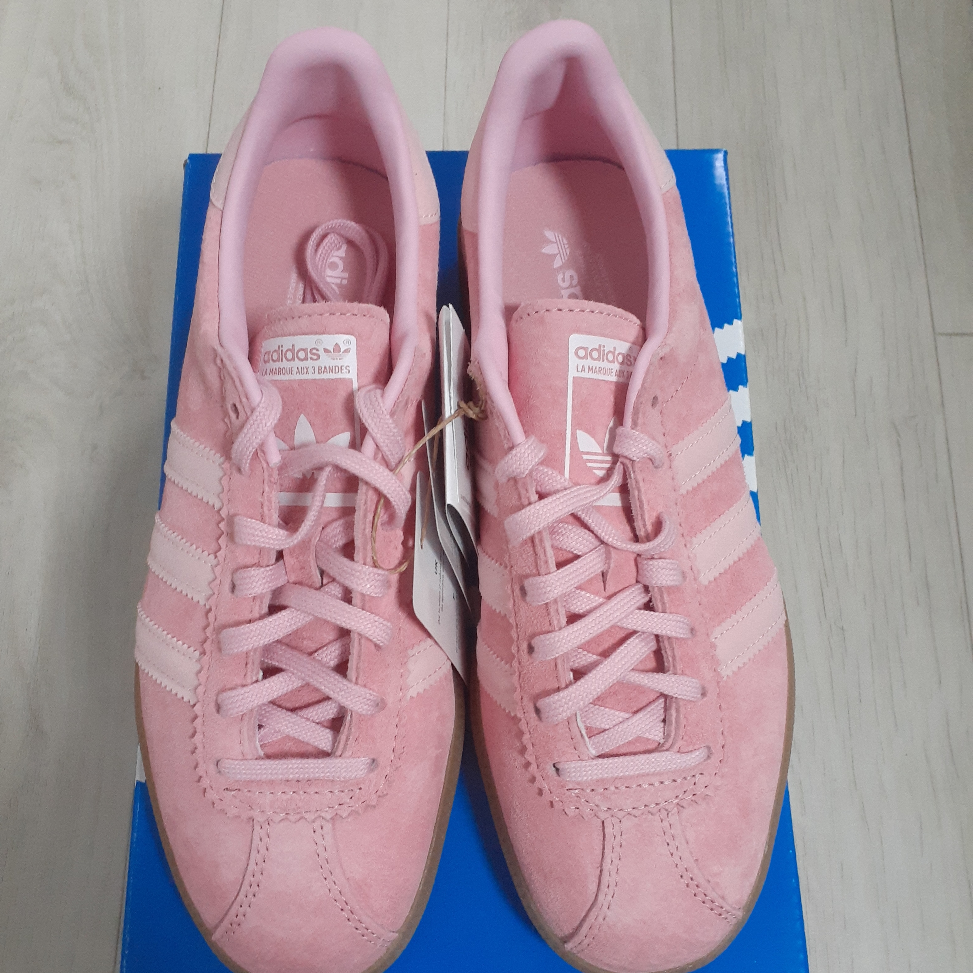 Adidas Bermuda Glow Pink 착용 스타일