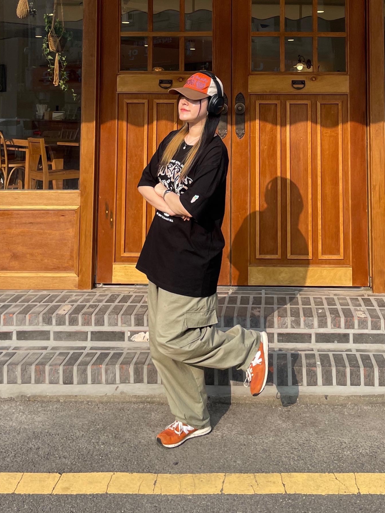 New Balance 574 Heritage Orange Burst White, BOSE QC45 Triple Black (Korean Ver.) 착용 스타일 - 1