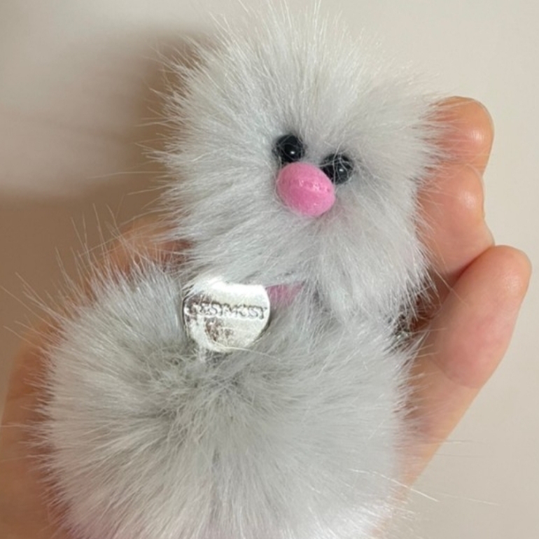 Cosymosy Mini Bird Keyring Light Gray 착용 스타일