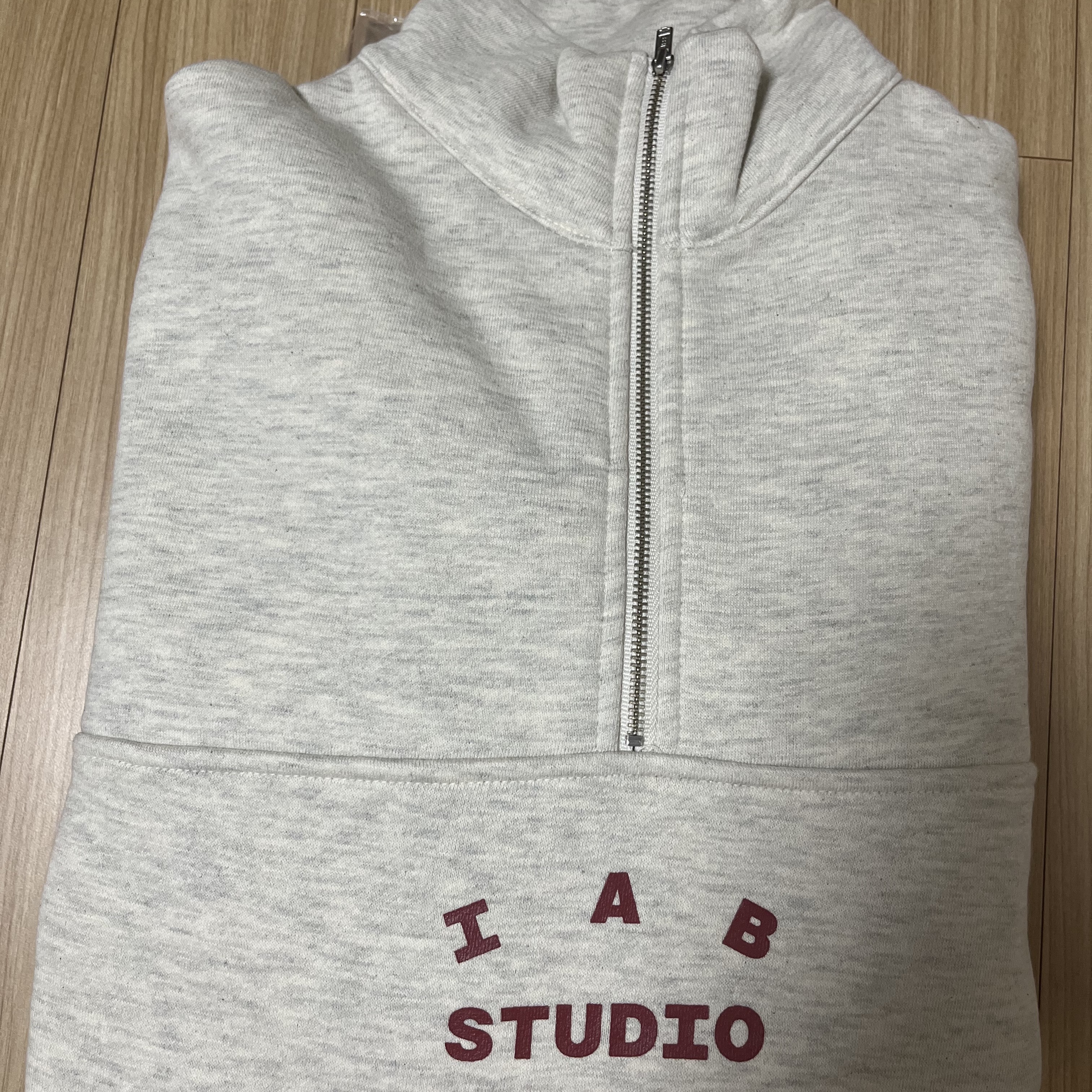 IAB Studio Half Zip-Up Oatmeal Burgundy 착용 스타일