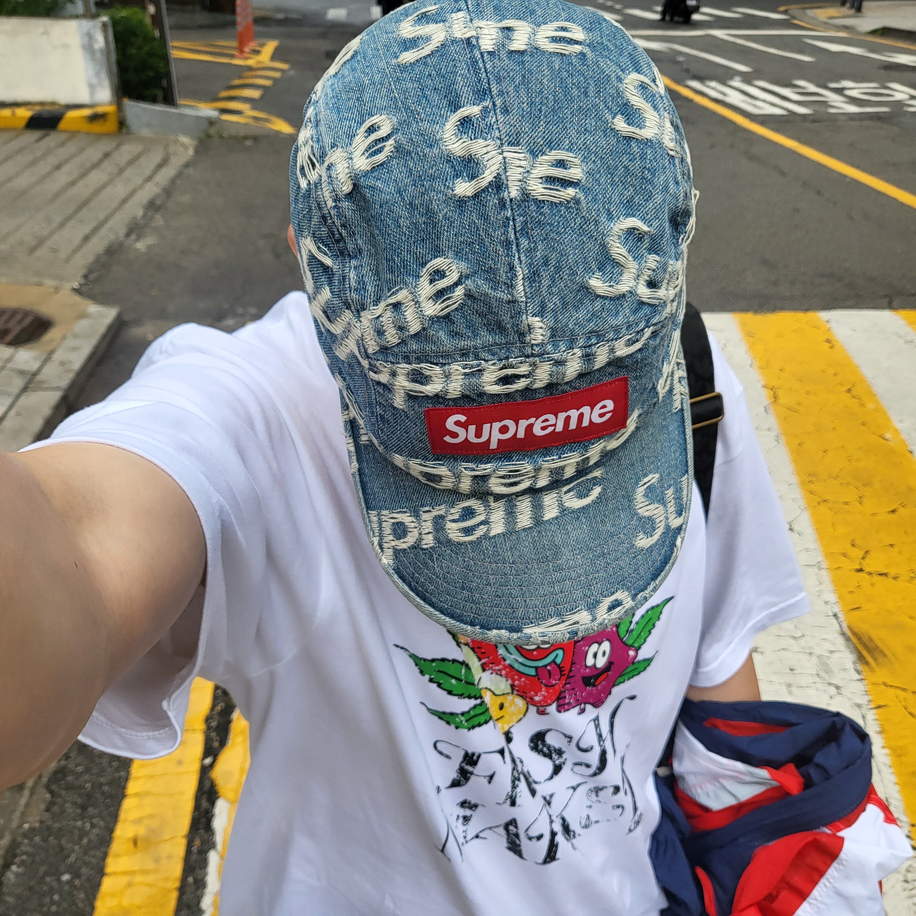 Supreme Frayed Logos Denim Camp Cap Blue - 21SS 착용 스타일
