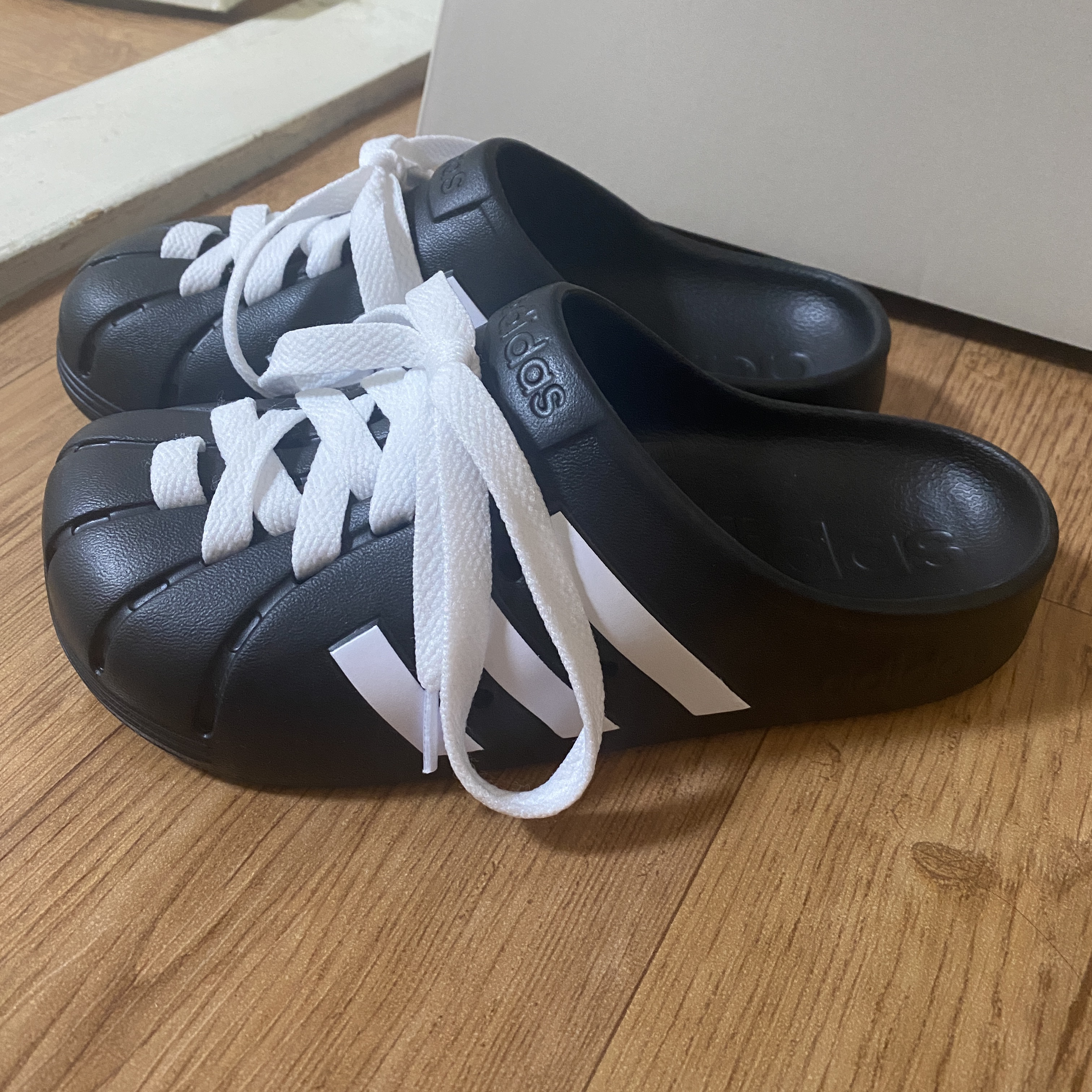 Adidas Adilette Clog Black White 착용 스타일 - 2