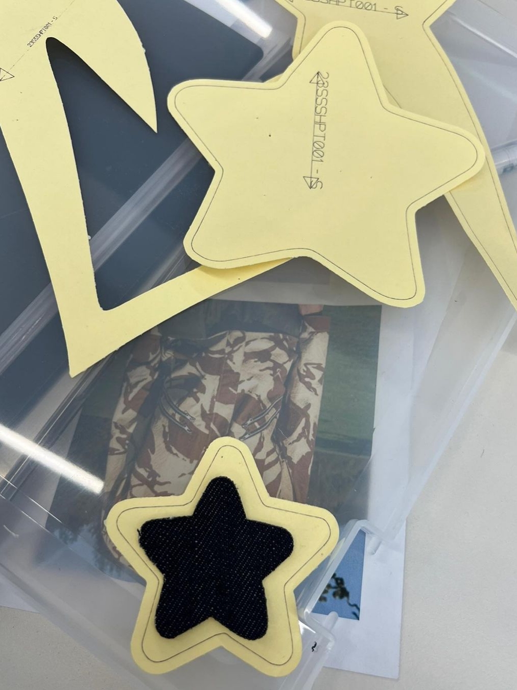The Museum Visitor Star Damaged Bootscut Denim Pants Yellow Blue, The Museum Visitor Star Damaged Bootscut Denim Pants Light Blue 착용 스타일 - 2