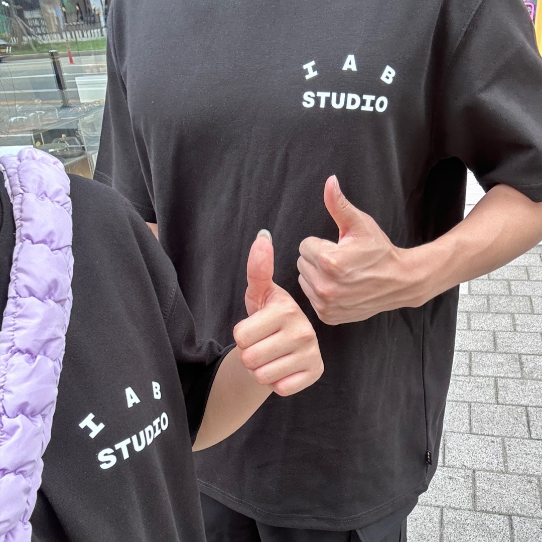 IAB Studio 10th Anniversary T-Shirts Pack White & Black (2 Pack) 착용 스타일