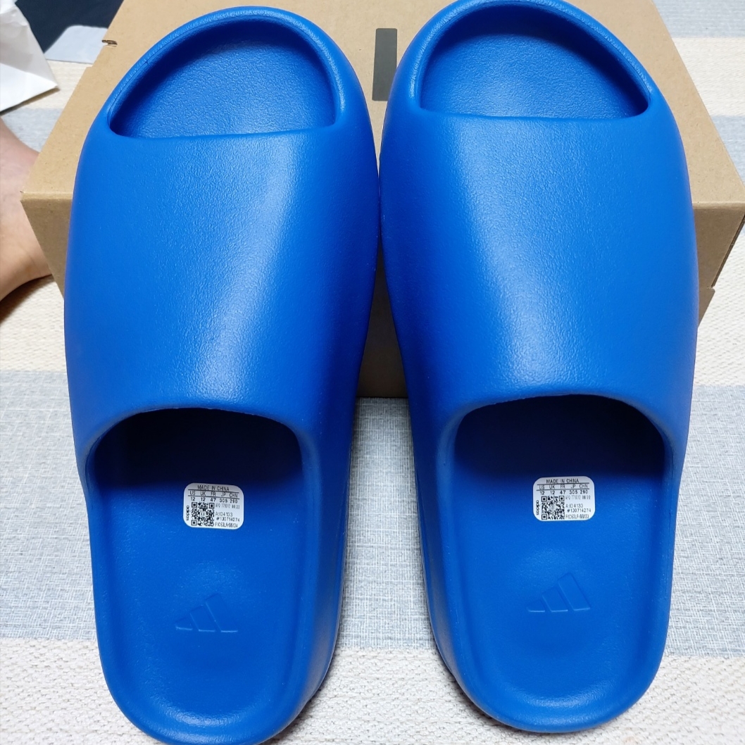 Adidas Yeezy Slide Azure 착용 스타일 - 1