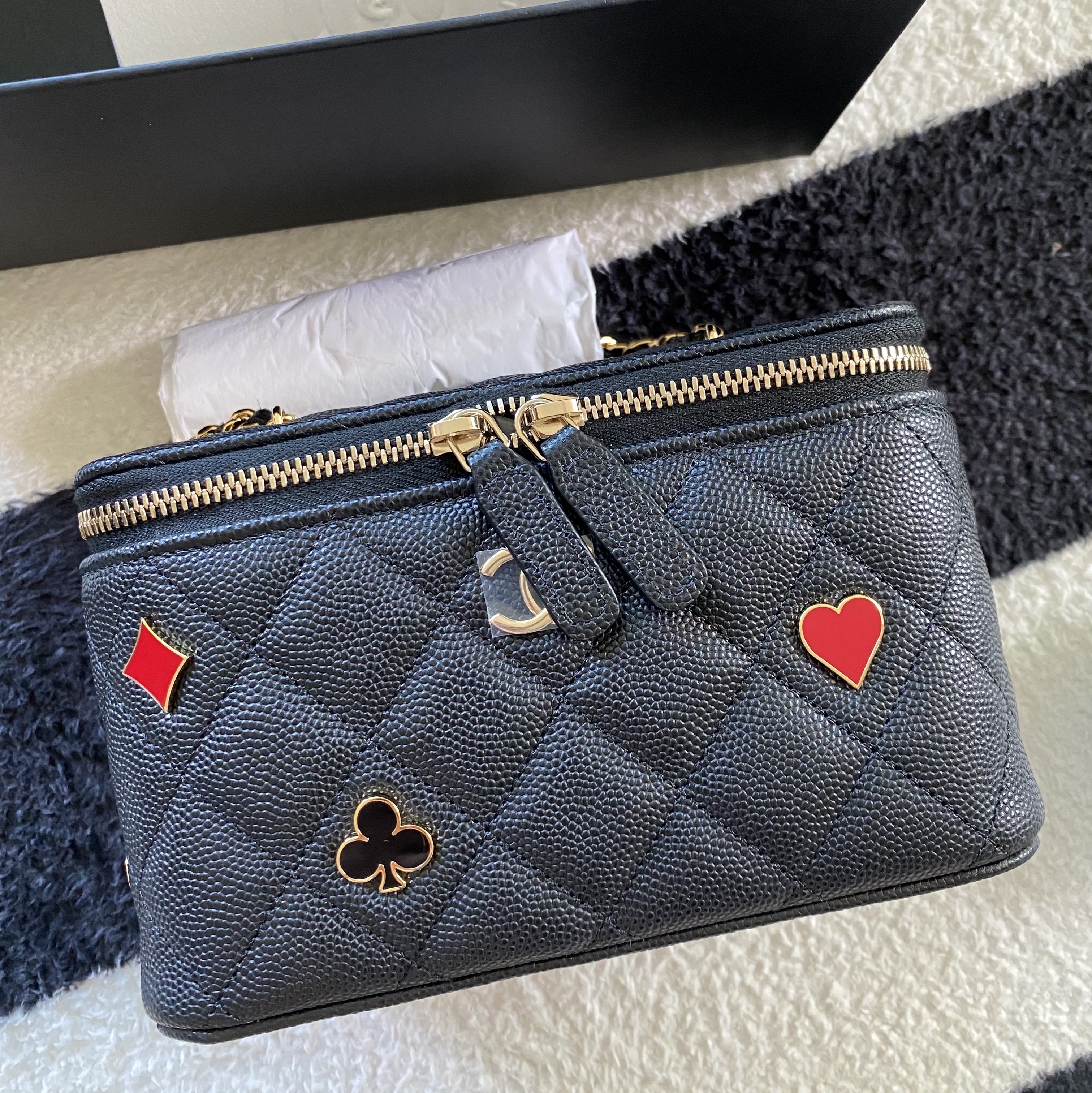 Chanel Vanity With Chain Grained Calfskin Enamel & Gold Black 착용 스타일 - 2